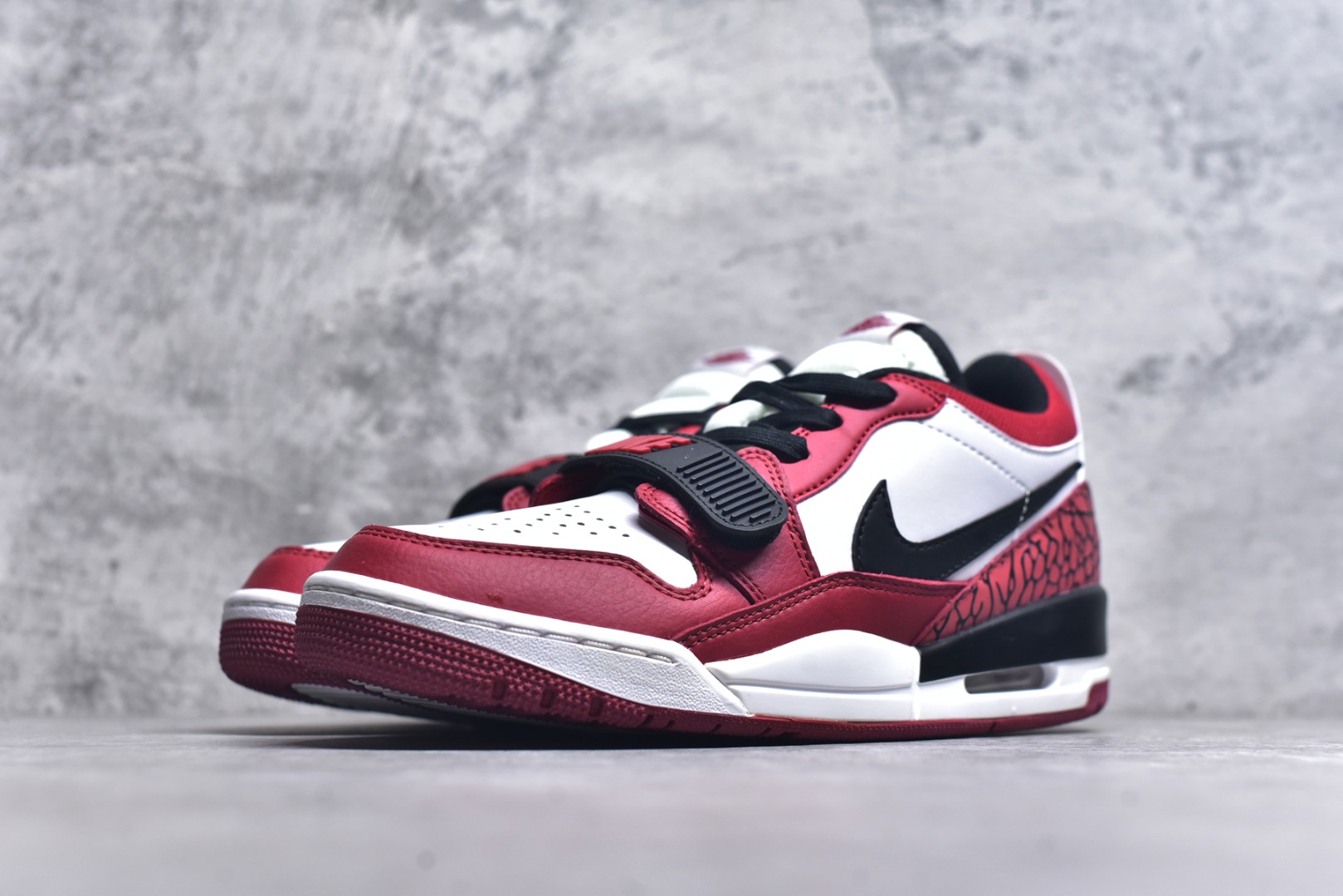 图片[2]-#开学季福利 Air Jordan Legacy AJ312 Low 低帮复古篮球鞋 市场最强独一档产物 全套原纸板楦头开发 原厂大底磨具加持立体防滑纹理 原档数据后跟TPU子母扣魔术贴 原装可视Air Sole气垫 原汁原味最完美的312代版型 唯一正确鞋头趴度弧度高度鞋身腰线 进口港宝加持 后跟自然饱满 全鞋荧光划线卡点 追求极致完美 每一双都是工艺品 多重QC质检 超越公司货的品控标准 实实在在的免检产品 鞋身采用了皮革材质打造 横跨鞋面的魔术贴十分吸睛 侧面的Swoosh Logo的一部分被鞋面遮挡了一部分 颇具玩味 魔术贴上标有NK标识 而鞋舌上是Jordan的经典红色飞翼Logo 后跟和鞋底均采用了AJ3的设计 后跟上同样也使用了经典的爆裂纹图案 尺码：36 36.5 37.5 38 38.5 39 40 40.5 41 42 42.5 43 44 44.5 45 46 47.5-选品中心