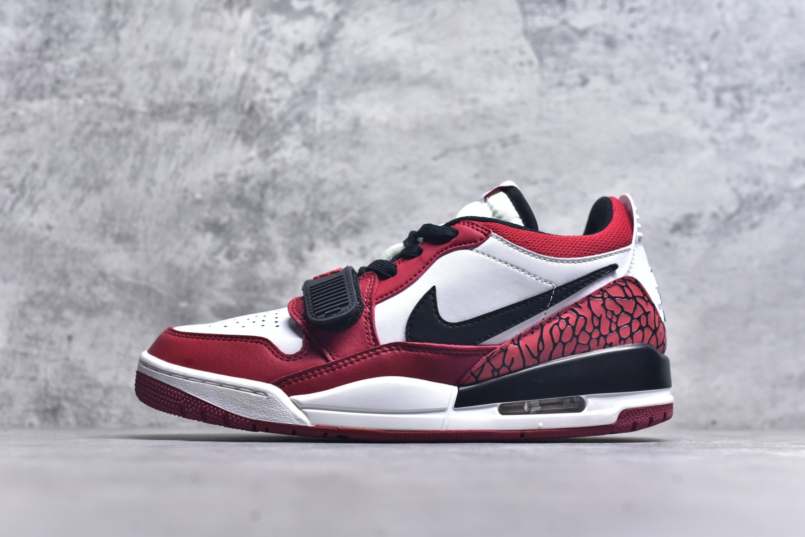 #开学季福利 Air Jordan Legacy AJ312 Low 低帮复古篮球鞋 市场最强独一档产物 全套原纸板楦头开发 原厂大底磨具加持立体防滑纹理 原档数据后跟TPU子母扣魔术贴 原装可视Air Sole气垫 原汁原味最完美的312代版型 唯一正确鞋头趴度弧度高度鞋身腰线 进口港宝加持 后跟自然饱满 全鞋荧光划线卡点 追求极致完美 每一双都是工艺品 多重QC质检 超越公司货的品控标准 实实在在的免检产品 鞋身采用了皮革材质打造 横跨鞋面的魔术贴十分吸睛 侧面的Swoosh Logo的一部分被鞋面遮挡了一部分 颇具玩味 魔术贴上标有NK标识 而鞋舌上是Jordan的经典红色飞翼Logo 后跟和鞋底均采用了AJ3的设计 后跟上同样也使用了经典的爆裂纹图案 尺码：36 36.5 37.5 38 38.5 39 40 40.5 41 42 42.5 43 44 44.5 45 46 47.5-选品中心