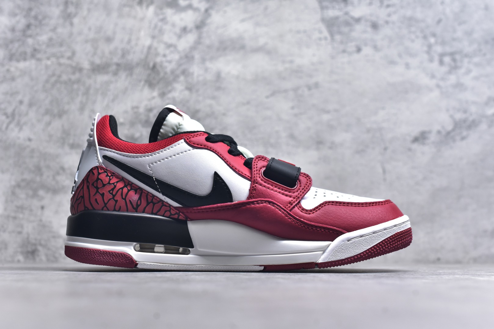 图片[3]-#开学季福利 Air Jordan Legacy AJ312 Low 低帮复古篮球鞋 市场最强独一档产物 全套原纸板楦头开发 原厂大底磨具加持立体防滑纹理 原档数据后跟TPU子母扣魔术贴 原装可视Air Sole气垫 原汁原味最完美的312代版型 唯一正确鞋头趴度弧度高度鞋身腰线 进口港宝加持 后跟自然饱满 全鞋荧光划线卡点 追求极致完美 每一双都是工艺品 多重QC质检 超越公司货的品控标准 实实在在的免检产品 鞋身采用了皮革材质打造 横跨鞋面的魔术贴十分吸睛 侧面的Swoosh Logo的一部分被鞋面遮挡了一部分 颇具玩味 魔术贴上标有NK标识 而鞋舌上是Jordan的经典红色飞翼Logo 后跟和鞋底均采用了AJ3的设计 后跟上同样也使用了经典的爆裂纹图案 尺码：36 36.5 37.5 38 38.5 39 40 40.5 41 42 42.5 43 44 44.5 45 46 47.5-选品中心