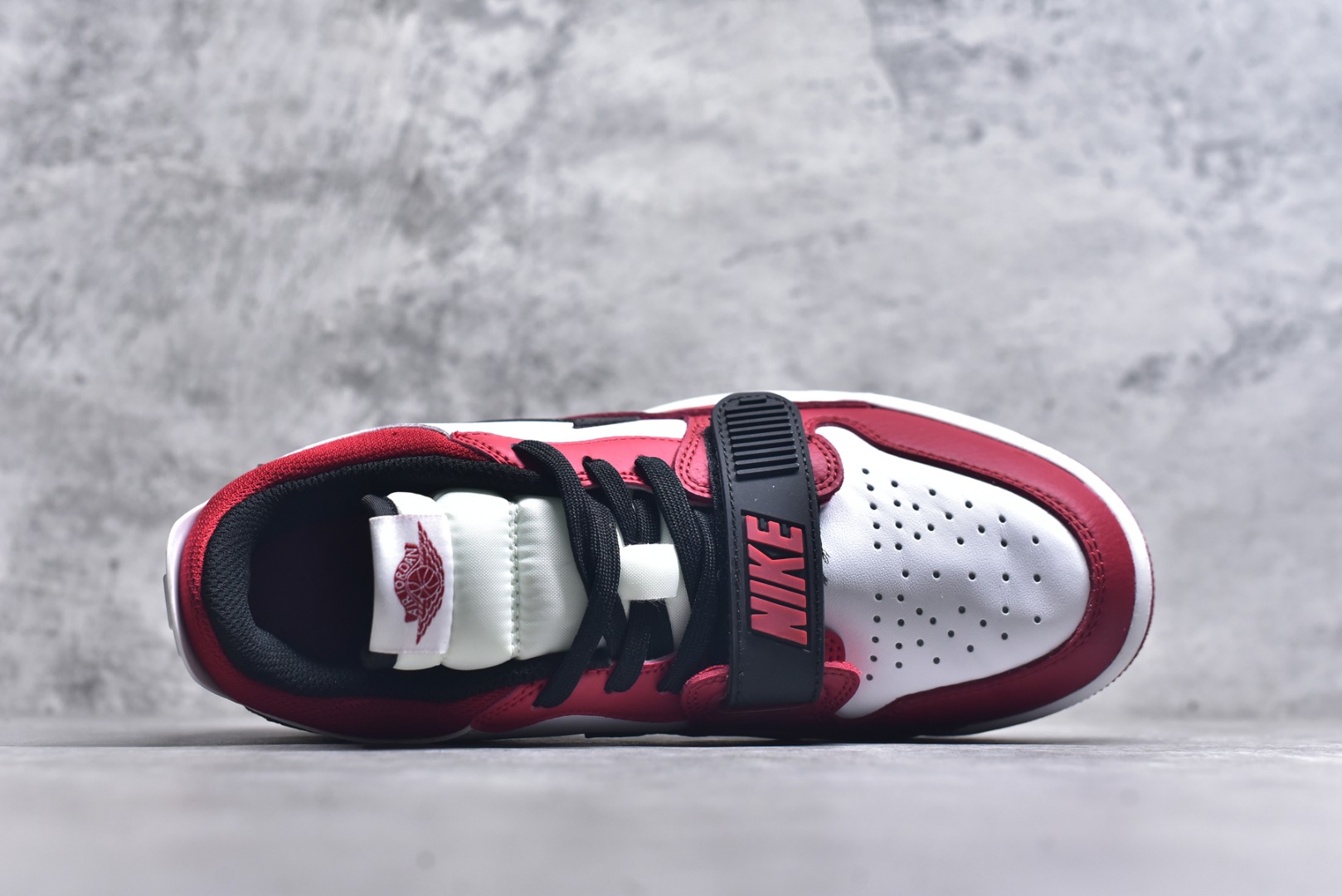 图片[4]-#开学季福利 Air Jordan Legacy AJ312 Low 低帮复古篮球鞋 市场最强独一档产物 全套原纸板楦头开发 原厂大底磨具加持立体防滑纹理 原档数据后跟TPU子母扣魔术贴 原装可视Air Sole气垫 原汁原味最完美的312代版型 唯一正确鞋头趴度弧度高度鞋身腰线 进口港宝加持 后跟自然饱满 全鞋荧光划线卡点 追求极致完美 每一双都是工艺品 多重QC质检 超越公司货的品控标准 实实在在的免检产品 鞋身采用了皮革材质打造 横跨鞋面的魔术贴十分吸睛 侧面的Swoosh Logo的一部分被鞋面遮挡了一部分 颇具玩味 魔术贴上标有NK标识 而鞋舌上是Jordan的经典红色飞翼Logo 后跟和鞋底均采用了AJ3的设计 后跟上同样也使用了经典的爆裂纹图案 尺码：36 36.5 37.5 38 38.5 39 40 40.5 41 42 42.5 43 44 44.5 45 46 47.5-选品中心