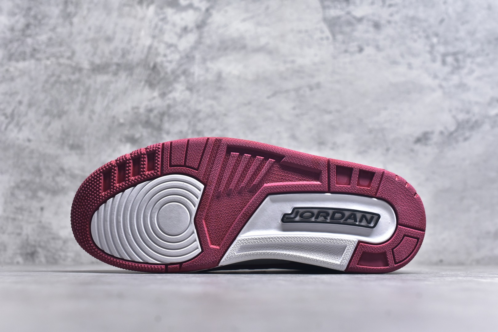 图片[6]-#开学季福利 Air Jordan Legacy AJ312 Low 低帮复古篮球鞋 市场最强独一档产物 全套原纸板楦头开发 原厂大底磨具加持立体防滑纹理 原档数据后跟TPU子母扣魔术贴 原装可视Air Sole气垫 原汁原味最完美的312代版型 唯一正确鞋头趴度弧度高度鞋身腰线 进口港宝加持 后跟自然饱满 全鞋荧光划线卡点 追求极致完美 每一双都是工艺品 多重QC质检 超越公司货的品控标准 实实在在的免检产品 鞋身采用了皮革材质打造 横跨鞋面的魔术贴十分吸睛 侧面的Swoosh Logo的一部分被鞋面遮挡了一部分 颇具玩味 魔术贴上标有NK标识 而鞋舌上是Jordan的经典红色飞翼Logo 后跟和鞋底均采用了AJ3的设计 后跟上同样也使用了经典的爆裂纹图案 尺码：36 36.5 37.5 38 38.5 39 40 40.5 41 42 42.5 43 44 44.5 45 46 47.5-选品中心