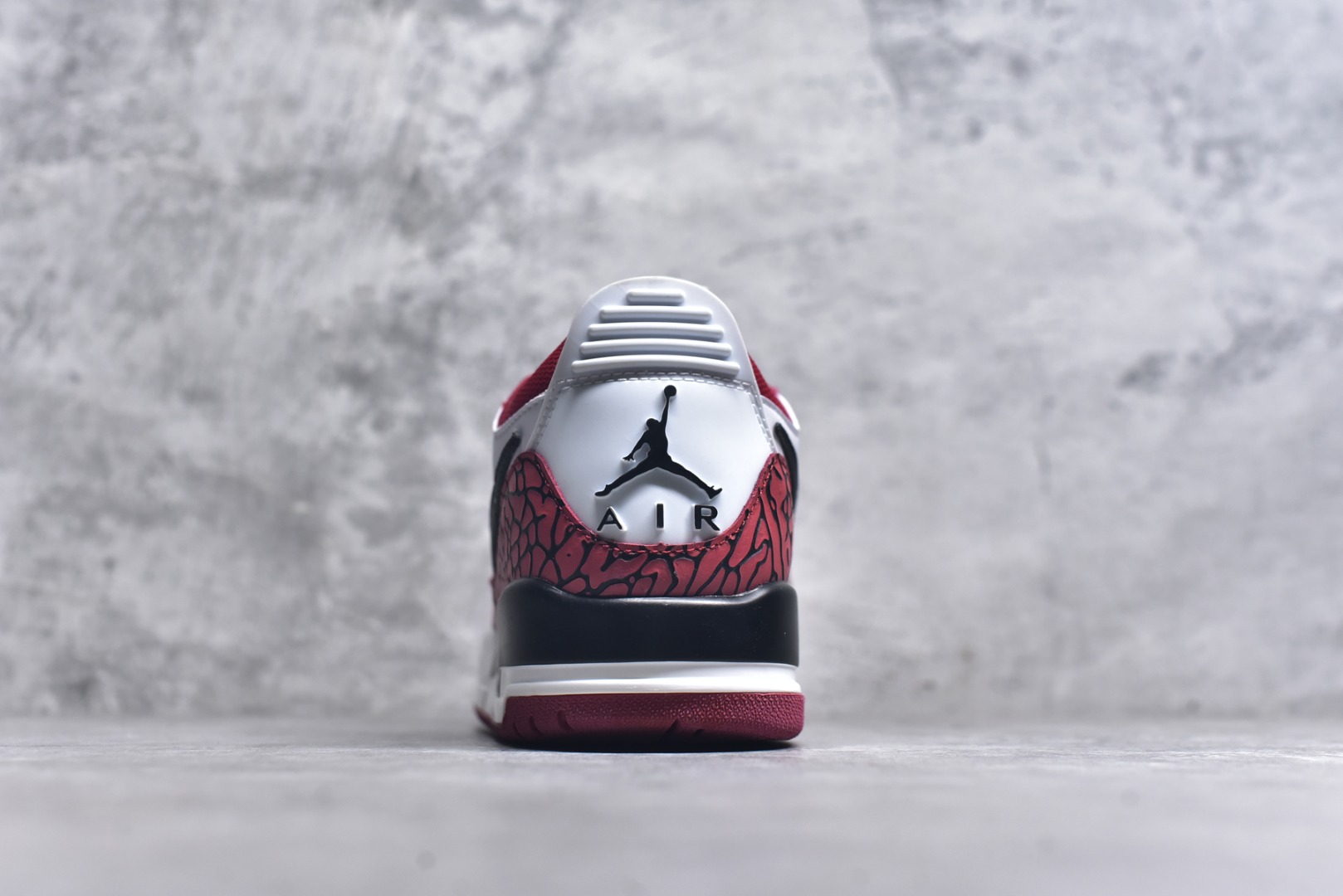 图片[5]-#开学季福利 Air Jordan Legacy AJ312 Low 低帮复古篮球鞋 市场最强独一档产物 全套原纸板楦头开发 原厂大底磨具加持立体防滑纹理 原档数据后跟TPU子母扣魔术贴 原装可视Air Sole气垫 原汁原味最完美的312代版型 唯一正确鞋头趴度弧度高度鞋身腰线 进口港宝加持 后跟自然饱满 全鞋荧光划线卡点 追求极致完美 每一双都是工艺品 多重QC质检 超越公司货的品控标准 实实在在的免检产品 鞋身采用了皮革材质打造 横跨鞋面的魔术贴十分吸睛 侧面的Swoosh Logo的一部分被鞋面遮挡了一部分 颇具玩味 魔术贴上标有NK标识 而鞋舌上是Jordan的经典红色飞翼Logo 后跟和鞋底均采用了AJ3的设计 后跟上同样也使用了经典的爆裂纹图案 尺码：36 36.5 37.5 38 38.5 39 40 40.5 41 42 42.5 43 44 44.5 45 46 47.5-选品中心