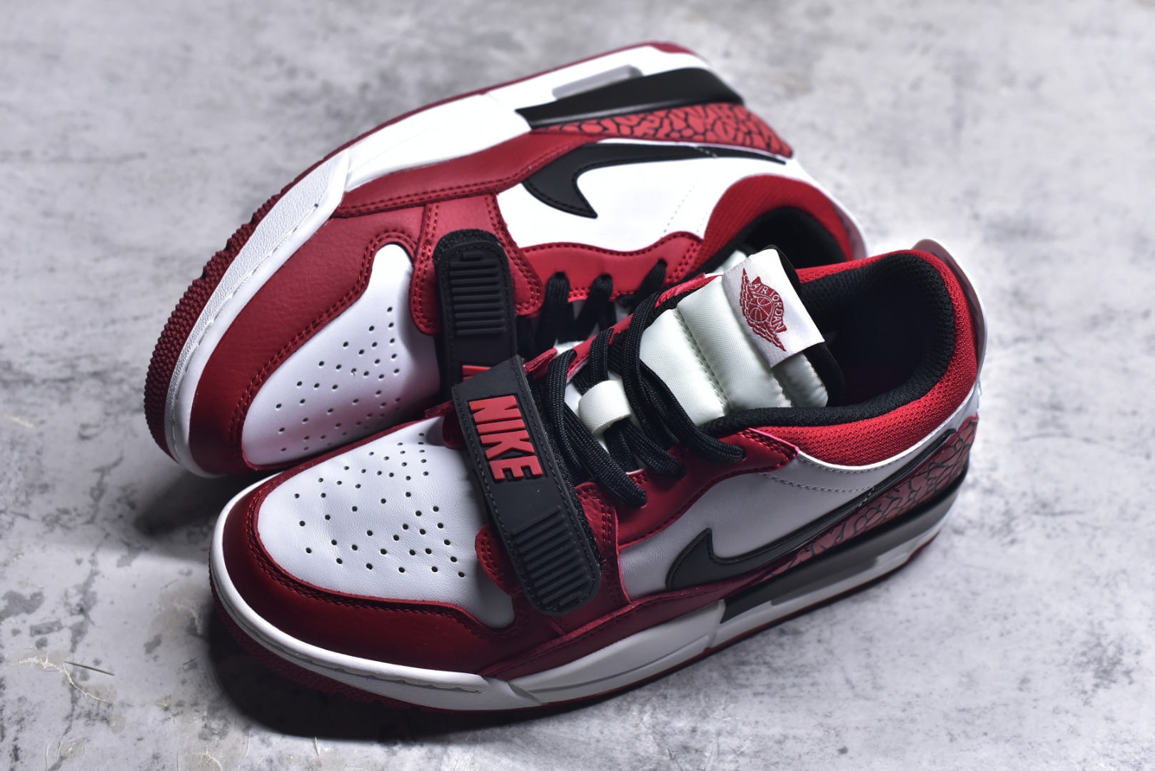 图片[7]-#开学季福利 Air Jordan Legacy AJ312 Low 低帮复古篮球鞋 市场最强独一档产物 全套原纸板楦头开发 原厂大底磨具加持立体防滑纹理 原档数据后跟TPU子母扣魔术贴 原装可视Air Sole气垫 原汁原味最完美的312代版型 唯一正确鞋头趴度弧度高度鞋身腰线 进口港宝加持 后跟自然饱满 全鞋荧光划线卡点 追求极致完美 每一双都是工艺品 多重QC质检 超越公司货的品控标准 实实在在的免检产品 鞋身采用了皮革材质打造 横跨鞋面的魔术贴十分吸睛 侧面的Swoosh Logo的一部分被鞋面遮挡了一部分 颇具玩味 魔术贴上标有NK标识 而鞋舌上是Jordan的经典红色飞翼Logo 后跟和鞋底均采用了AJ3的设计 后跟上同样也使用了经典的爆裂纹图案 尺码：36 36.5 37.5 38 38.5 39 40 40.5 41 42 42.5 43 44 44.5 45 46 47.5-选品中心