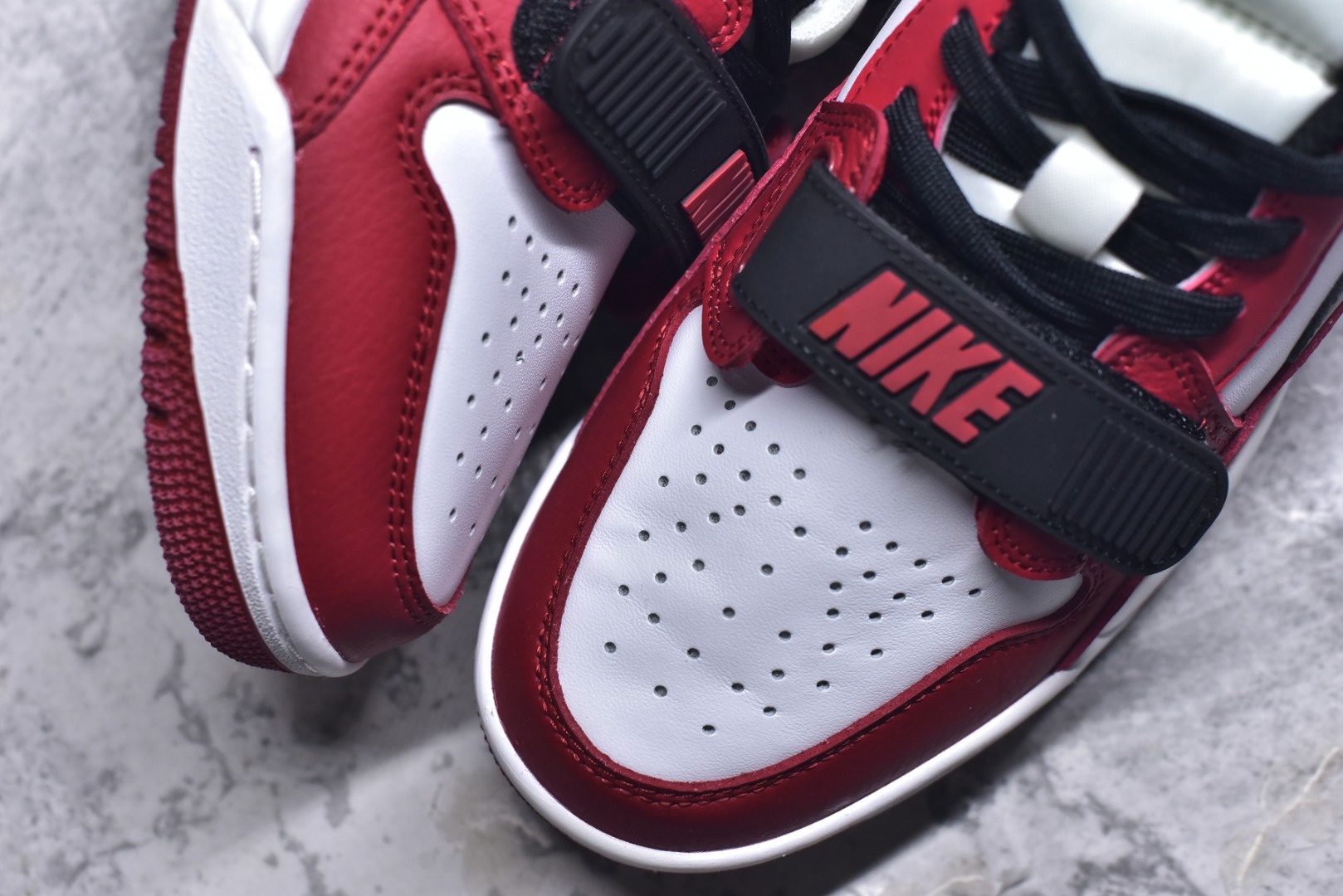 图片[8]-#开学季福利 Air Jordan Legacy AJ312 Low 低帮复古篮球鞋 市场最强独一档产物 全套原纸板楦头开发 原厂大底磨具加持立体防滑纹理 原档数据后跟TPU子母扣魔术贴 原装可视Air Sole气垫 原汁原味最完美的312代版型 唯一正确鞋头趴度弧度高度鞋身腰线 进口港宝加持 后跟自然饱满 全鞋荧光划线卡点 追求极致完美 每一双都是工艺品 多重QC质检 超越公司货的品控标准 实实在在的免检产品 鞋身采用了皮革材质打造 横跨鞋面的魔术贴十分吸睛 侧面的Swoosh Logo的一部分被鞋面遮挡了一部分 颇具玩味 魔术贴上标有NK标识 而鞋舌上是Jordan的经典红色飞翼Logo 后跟和鞋底均采用了AJ3的设计 后跟上同样也使用了经典的爆裂纹图案 尺码：36 36.5 37.5 38 38.5 39 40 40.5 41 42 42.5 43 44 44.5 45 46 47.5-选品中心