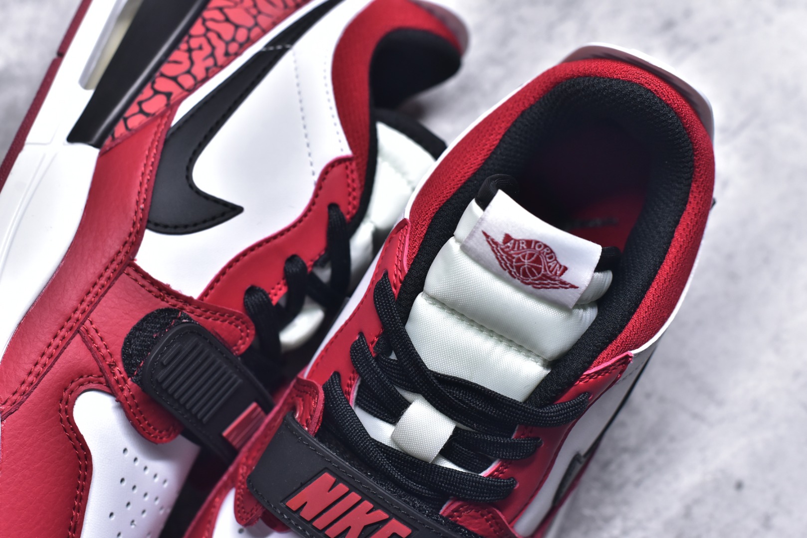 图片[9]-#开学季福利 Air Jordan Legacy AJ312 Low 低帮复古篮球鞋 市场最强独一档产物 全套原纸板楦头开发 原厂大底磨具加持立体防滑纹理 原档数据后跟TPU子母扣魔术贴 原装可视Air Sole气垫 原汁原味最完美的312代版型 唯一正确鞋头趴度弧度高度鞋身腰线 进口港宝加持 后跟自然饱满 全鞋荧光划线卡点 追求极致完美 每一双都是工艺品 多重QC质检 超越公司货的品控标准 实实在在的免检产品 鞋身采用了皮革材质打造 横跨鞋面的魔术贴十分吸睛 侧面的Swoosh Logo的一部分被鞋面遮挡了一部分 颇具玩味 魔术贴上标有NK标识 而鞋舌上是Jordan的经典红色飞翼Logo 后跟和鞋底均采用了AJ3的设计 后跟上同样也使用了经典的爆裂纹图案 尺码：36 36.5 37.5 38 38.5 39 40 40.5 41 42 42.5 43 44 44.5 45 46 47.5-选品中心