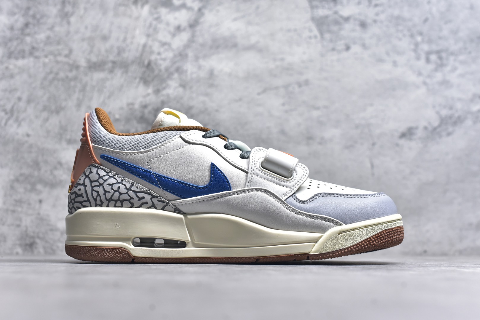 图片[3]-#开学季福利 Air Jordan Legacy AJ312 Low 低帮复古篮球鞋 市场最强独一档产物 全套原纸板楦头开发 原厂大底磨具加持立体防滑纹理 原档数据后跟TPU子母扣魔术贴 原装可视Air Sole气垫 原汁原味最完美的312代版型 唯一正确鞋头趴度弧度高度鞋身腰线 进口港宝加持 后跟自然饱满 全鞋荧光划线卡点 追求极致完美 每一双都是工艺品 多重QC质检 超越公司货的品控标准 实实在在的免检产品 鞋身采用了皮革材质打造 横跨鞋面的魔术贴十分吸睛 侧面的Swoosh Logo的一部分被鞋面遮挡了一部分 颇具玩味 魔术贴上标有NK标识 而鞋舌上是Jordan的经典红色飞翼Logo 后跟和鞋底均采用了AJ3的设计 后跟上同样也使用了经典的爆裂纹图案 尺码：36 36.5 37.5 38 38.5 39 40 40.5 41 42 42.5 43 44 44.5 45 46 47.5-选品中心