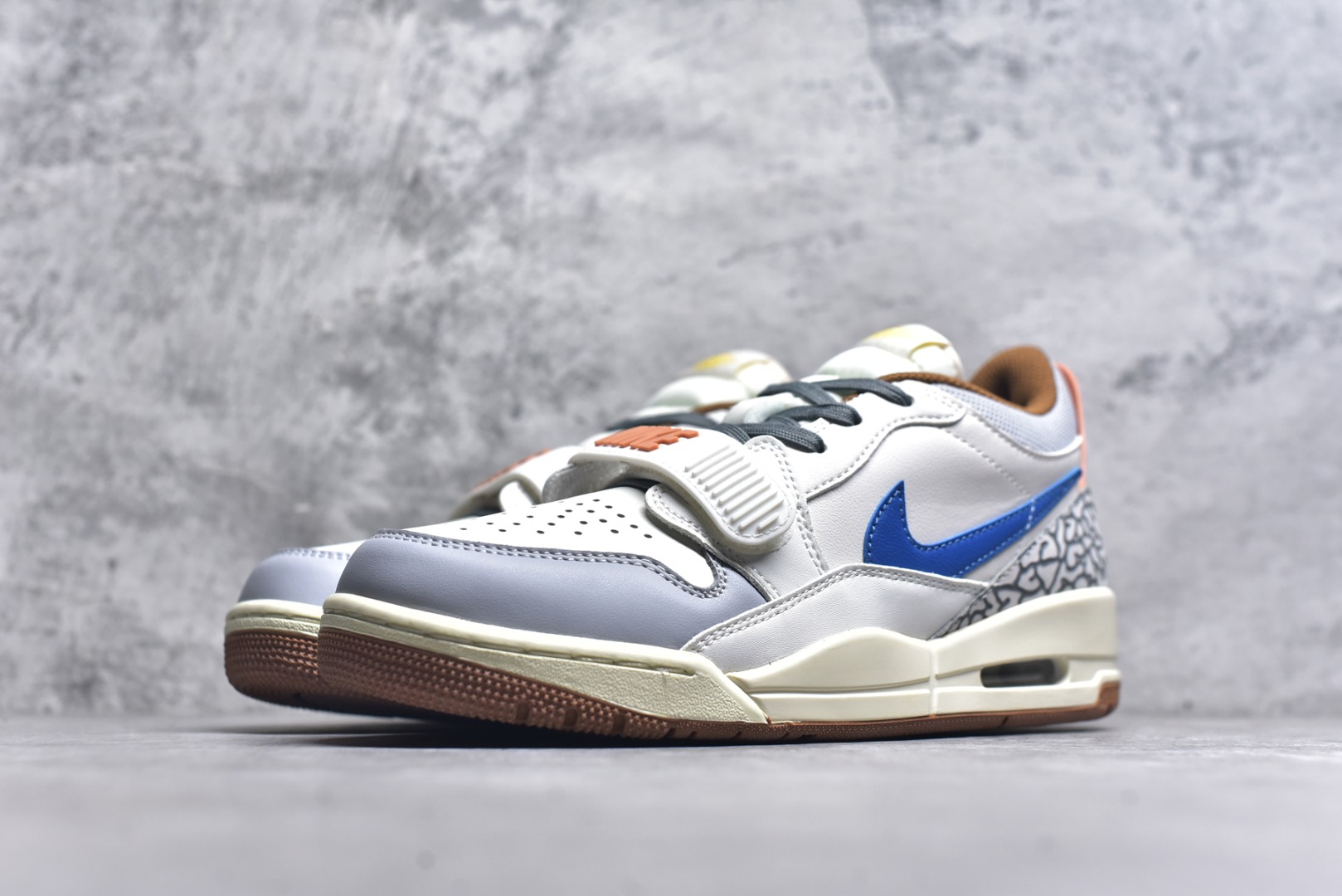 图片[2]-#开学季福利 Air Jordan Legacy AJ312 Low 低帮复古篮球鞋 市场最强独一档产物 全套原纸板楦头开发 原厂大底磨具加持立体防滑纹理 原档数据后跟TPU子母扣魔术贴 原装可视Air Sole气垫 原汁原味最完美的312代版型 唯一正确鞋头趴度弧度高度鞋身腰线 进口港宝加持 后跟自然饱满 全鞋荧光划线卡点 追求极致完美 每一双都是工艺品 多重QC质检 超越公司货的品控标准 实实在在的免检产品 鞋身采用了皮革材质打造 横跨鞋面的魔术贴十分吸睛 侧面的Swoosh Logo的一部分被鞋面遮挡了一部分 颇具玩味 魔术贴上标有NK标识 而鞋舌上是Jordan的经典红色飞翼Logo 后跟和鞋底均采用了AJ3的设计 后跟上同样也使用了经典的爆裂纹图案 尺码：36 36.5 37.5 38 38.5 39 40 40.5 41 42 42.5 43 44 44.5 45 46 47.5-选品中心