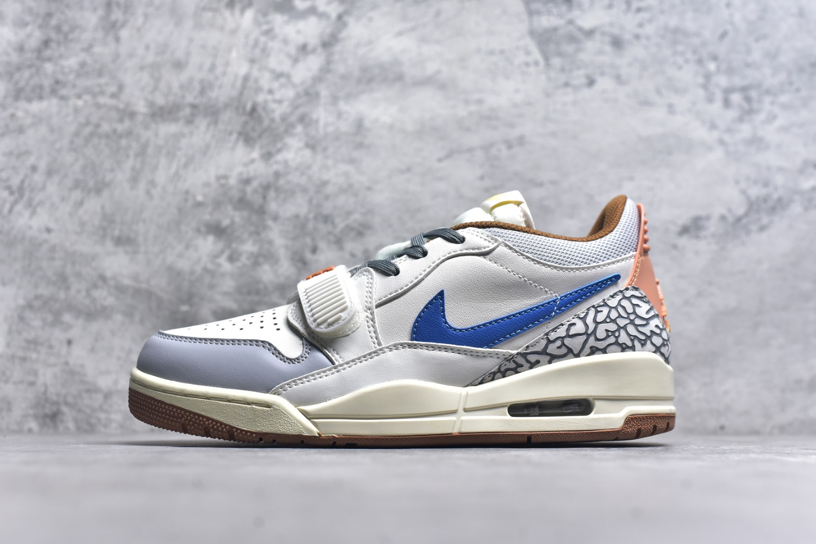 #开学季福利 Air Jordan Legacy AJ312 Low 低帮复古篮球鞋 市场最强独一档产物 全套原纸板楦头开发 原厂大底磨具加持立体防滑纹理 原档数据后跟TPU子母扣魔术贴 原装可视Air Sole气垫 原汁原味最完美的312代版型 唯一正确鞋头趴度弧度高度鞋身腰线 进口港宝加持 后跟自然饱满 全鞋荧光划线卡点 追求极致完美 每一双都是工艺品 多重QC质检 超越公司货的品控标准 实实在在的免检产品 鞋身采用了皮革材质打造 横跨鞋面的魔术贴十分吸睛 侧面的Swoosh Logo的一部分被鞋面遮挡了一部分 颇具玩味 魔术贴上标有NK标识 而鞋舌上是Jordan的经典红色飞翼Logo 后跟和鞋底均采用了AJ3的设计 后跟上同样也使用了经典的爆裂纹图案 尺码：36 36.5 37.5 38 38.5 39 40 40.5 41 42 42.5 43 44 44.5 45 46 47.5-选品中心