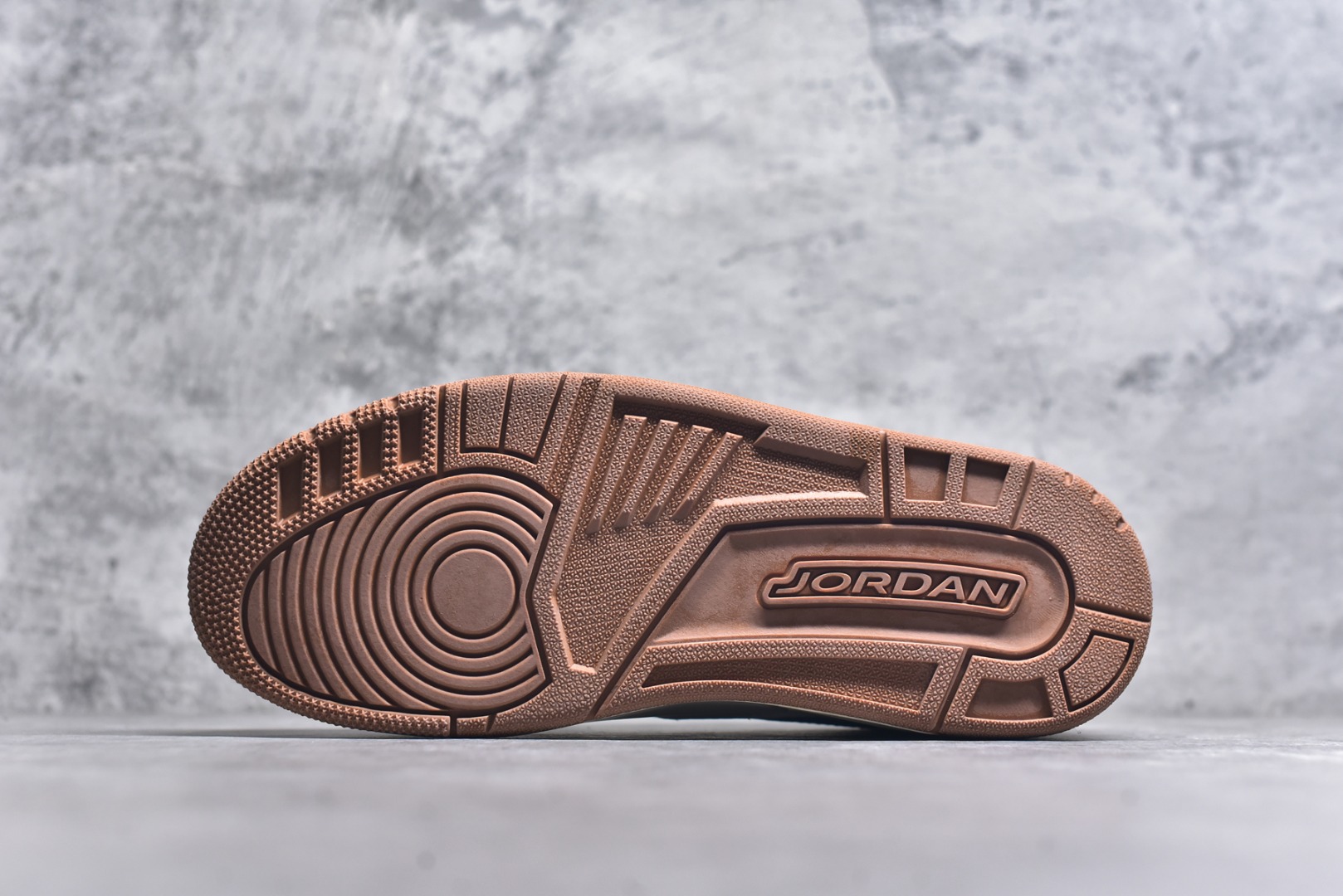 图片[6]-#开学季福利 Air Jordan Legacy AJ312 Low 低帮复古篮球鞋 市场最强独一档产物 全套原纸板楦头开发 原厂大底磨具加持立体防滑纹理 原档数据后跟TPU子母扣魔术贴 原装可视Air Sole气垫 原汁原味最完美的312代版型 唯一正确鞋头趴度弧度高度鞋身腰线 进口港宝加持 后跟自然饱满 全鞋荧光划线卡点 追求极致完美 每一双都是工艺品 多重QC质检 超越公司货的品控标准 实实在在的免检产品 鞋身采用了皮革材质打造 横跨鞋面的魔术贴十分吸睛 侧面的Swoosh Logo的一部分被鞋面遮挡了一部分 颇具玩味 魔术贴上标有NK标识 而鞋舌上是Jordan的经典红色飞翼Logo 后跟和鞋底均采用了AJ3的设计 后跟上同样也使用了经典的爆裂纹图案 尺码：36 36.5 37.5 38 38.5 39 40 40.5 41 42 42.5 43 44 44.5 45 46 47.5-选品中心