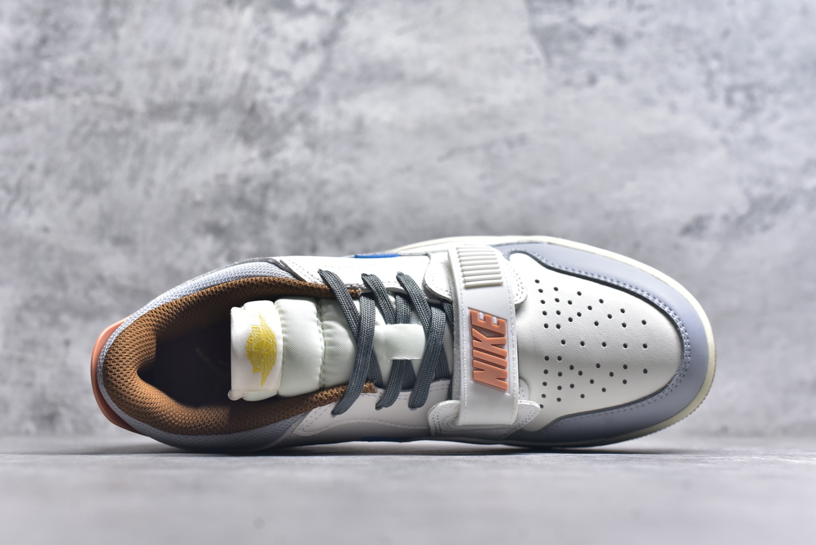 图片[4]-#开学季福利 Air Jordan Legacy AJ312 Low 低帮复古篮球鞋 市场最强独一档产物 全套原纸板楦头开发 原厂大底磨具加持立体防滑纹理 原档数据后跟TPU子母扣魔术贴 原装可视Air Sole气垫 原汁原味最完美的312代版型 唯一正确鞋头趴度弧度高度鞋身腰线 进口港宝加持 后跟自然饱满 全鞋荧光划线卡点 追求极致完美 每一双都是工艺品 多重QC质检 超越公司货的品控标准 实实在在的免检产品 鞋身采用了皮革材质打造 横跨鞋面的魔术贴十分吸睛 侧面的Swoosh Logo的一部分被鞋面遮挡了一部分 颇具玩味 魔术贴上标有NK标识 而鞋舌上是Jordan的经典红色飞翼Logo 后跟和鞋底均采用了AJ3的设计 后跟上同样也使用了经典的爆裂纹图案 尺码：36 36.5 37.5 38 38.5 39 40 40.5 41 42 42.5 43 44 44.5 45 46 47.5-选品中心