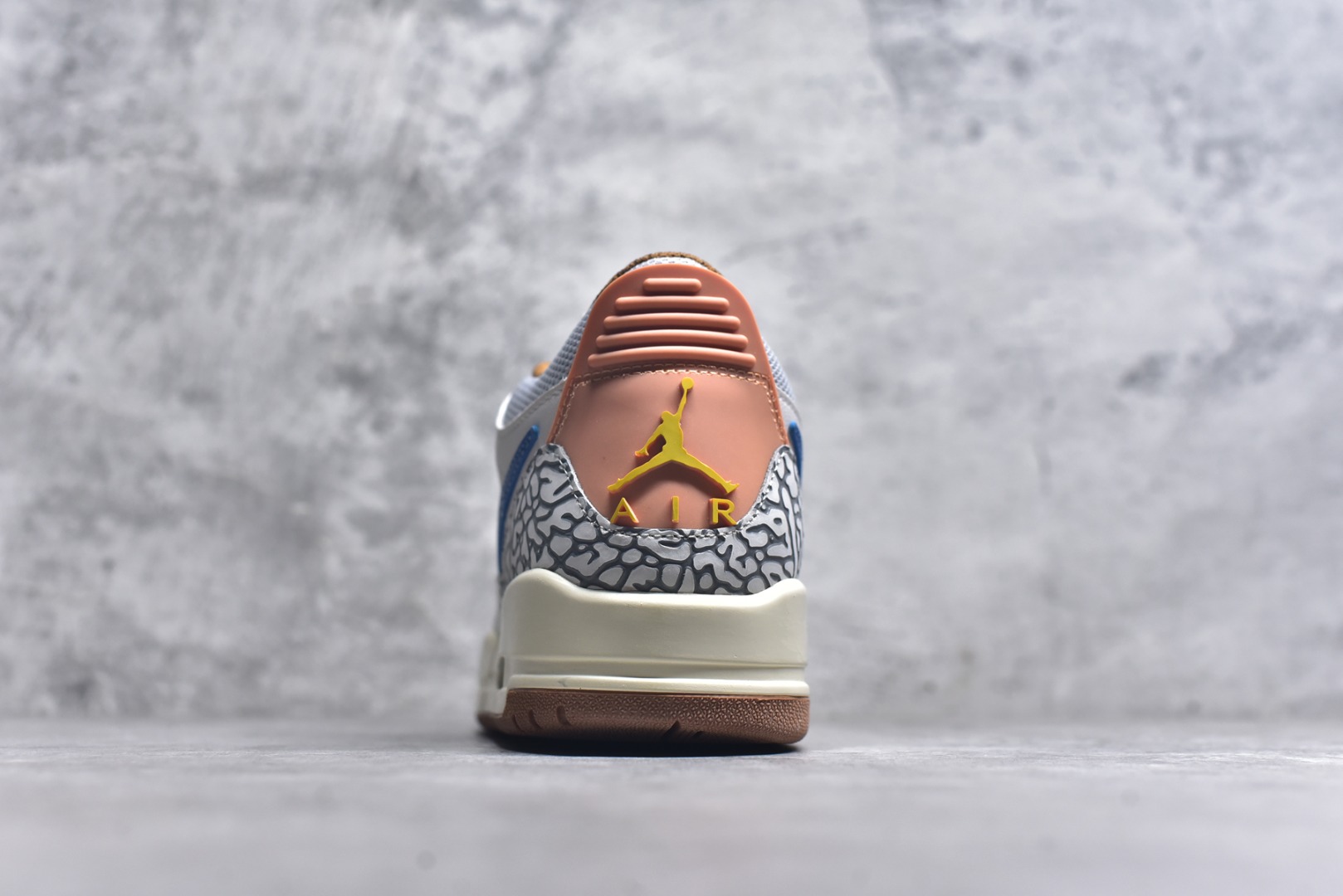 图片[5]-#开学季福利 Air Jordan Legacy AJ312 Low 低帮复古篮球鞋 市场最强独一档产物 全套原纸板楦头开发 原厂大底磨具加持立体防滑纹理 原档数据后跟TPU子母扣魔术贴 原装可视Air Sole气垫 原汁原味最完美的312代版型 唯一正确鞋头趴度弧度高度鞋身腰线 进口港宝加持 后跟自然饱满 全鞋荧光划线卡点 追求极致完美 每一双都是工艺品 多重QC质检 超越公司货的品控标准 实实在在的免检产品 鞋身采用了皮革材质打造 横跨鞋面的魔术贴十分吸睛 侧面的Swoosh Logo的一部分被鞋面遮挡了一部分 颇具玩味 魔术贴上标有NK标识 而鞋舌上是Jordan的经典红色飞翼Logo 后跟和鞋底均采用了AJ3的设计 后跟上同样也使用了经典的爆裂纹图案 尺码：36 36.5 37.5 38 38.5 39 40 40.5 41 42 42.5 43 44 44.5 45 46 47.5-选品中心