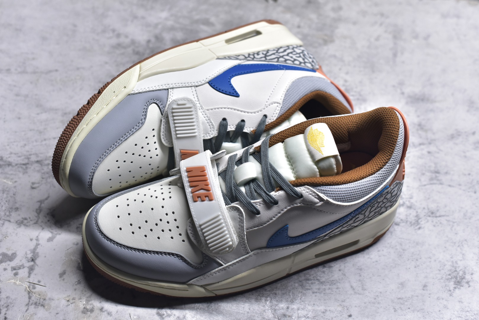 图片[7]-#开学季福利 Air Jordan Legacy AJ312 Low 低帮复古篮球鞋 市场最强独一档产物 全套原纸板楦头开发 原厂大底磨具加持立体防滑纹理 原档数据后跟TPU子母扣魔术贴 原装可视Air Sole气垫 原汁原味最完美的312代版型 唯一正确鞋头趴度弧度高度鞋身腰线 进口港宝加持 后跟自然饱满 全鞋荧光划线卡点 追求极致完美 每一双都是工艺品 多重QC质检 超越公司货的品控标准 实实在在的免检产品 鞋身采用了皮革材质打造 横跨鞋面的魔术贴十分吸睛 侧面的Swoosh Logo的一部分被鞋面遮挡了一部分 颇具玩味 魔术贴上标有NK标识 而鞋舌上是Jordan的经典红色飞翼Logo 后跟和鞋底均采用了AJ3的设计 后跟上同样也使用了经典的爆裂纹图案 尺码：36 36.5 37.5 38 38.5 39 40 40.5 41 42 42.5 43 44 44.5 45 46 47.5-选品中心