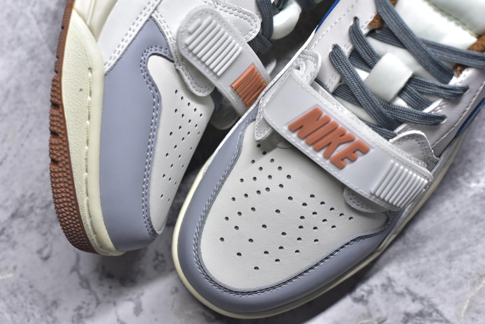 图片[8]-#开学季福利 Air Jordan Legacy AJ312 Low 低帮复古篮球鞋 市场最强独一档产物 全套原纸板楦头开发 原厂大底磨具加持立体防滑纹理 原档数据后跟TPU子母扣魔术贴 原装可视Air Sole气垫 原汁原味最完美的312代版型 唯一正确鞋头趴度弧度高度鞋身腰线 进口港宝加持 后跟自然饱满 全鞋荧光划线卡点 追求极致完美 每一双都是工艺品 多重QC质检 超越公司货的品控标准 实实在在的免检产品 鞋身采用了皮革材质打造 横跨鞋面的魔术贴十分吸睛 侧面的Swoosh Logo的一部分被鞋面遮挡了一部分 颇具玩味 魔术贴上标有NK标识 而鞋舌上是Jordan的经典红色飞翼Logo 后跟和鞋底均采用了AJ3的设计 后跟上同样也使用了经典的爆裂纹图案 尺码：36 36.5 37.5 38 38.5 39 40 40.5 41 42 42.5 43 44 44.5 45 46 47.5-选品中心