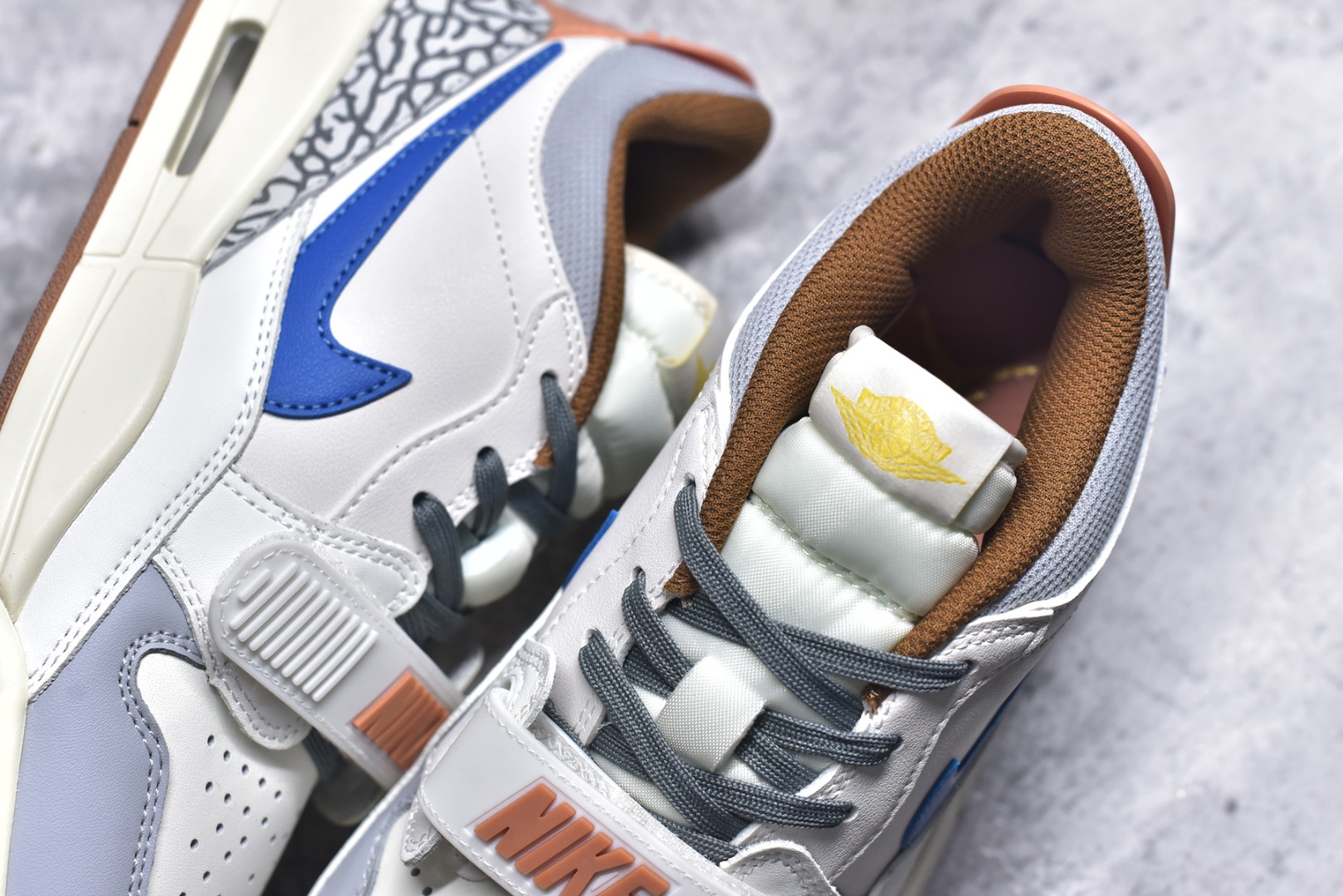 图片[9]-#开学季福利 Air Jordan Legacy AJ312 Low 低帮复古篮球鞋 市场最强独一档产物 全套原纸板楦头开发 原厂大底磨具加持立体防滑纹理 原档数据后跟TPU子母扣魔术贴 原装可视Air Sole气垫 原汁原味最完美的312代版型 唯一正确鞋头趴度弧度高度鞋身腰线 进口港宝加持 后跟自然饱满 全鞋荧光划线卡点 追求极致完美 每一双都是工艺品 多重QC质检 超越公司货的品控标准 实实在在的免检产品 鞋身采用了皮革材质打造 横跨鞋面的魔术贴十分吸睛 侧面的Swoosh Logo的一部分被鞋面遮挡了一部分 颇具玩味 魔术贴上标有NK标识 而鞋舌上是Jordan的经典红色飞翼Logo 后跟和鞋底均采用了AJ3的设计 后跟上同样也使用了经典的爆裂纹图案 尺码：36 36.5 37.5 38 38.5 39 40 40.5 41 42 42.5 43 44 44.5 45 46 47.5-选品中心