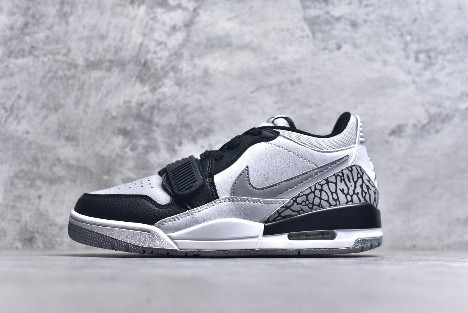 #开学季福利 Air Jordan Legacy AJ312 Low 低帮复古篮球鞋 市场最强独一档产物 全套原纸板楦头开发 原厂大底磨具加持立体防滑纹理 原档数据后跟TPU子母扣魔术贴 原装可视Air Sole气垫 原汁原味最完美的312代版型 唯一正确鞋头趴度弧度高度鞋身腰线 进口港宝加持 后跟自然饱满 全鞋荧光划线卡点 追求极致完美 每一双都是工艺品 多重QC质检 超越公司货的品控标准 实实在在的免检产品 鞋身采用了皮革材质打造 横跨鞋面的魔术贴十分吸睛 侧面的Swoosh Logo的一部分被鞋面遮挡了一部分 颇具玩味 魔术贴上标有NK标识 而鞋舌上是Jordan的经典红色飞翼Logo 后跟和鞋底均采用了AJ3的设计 后跟上同样也使用了经典的爆裂纹图案 尺码：36 36.5 37.5 38 38.5 39 40 40.5 41 42 42.5 43 44 44.5 45 46 47.5-选品中心