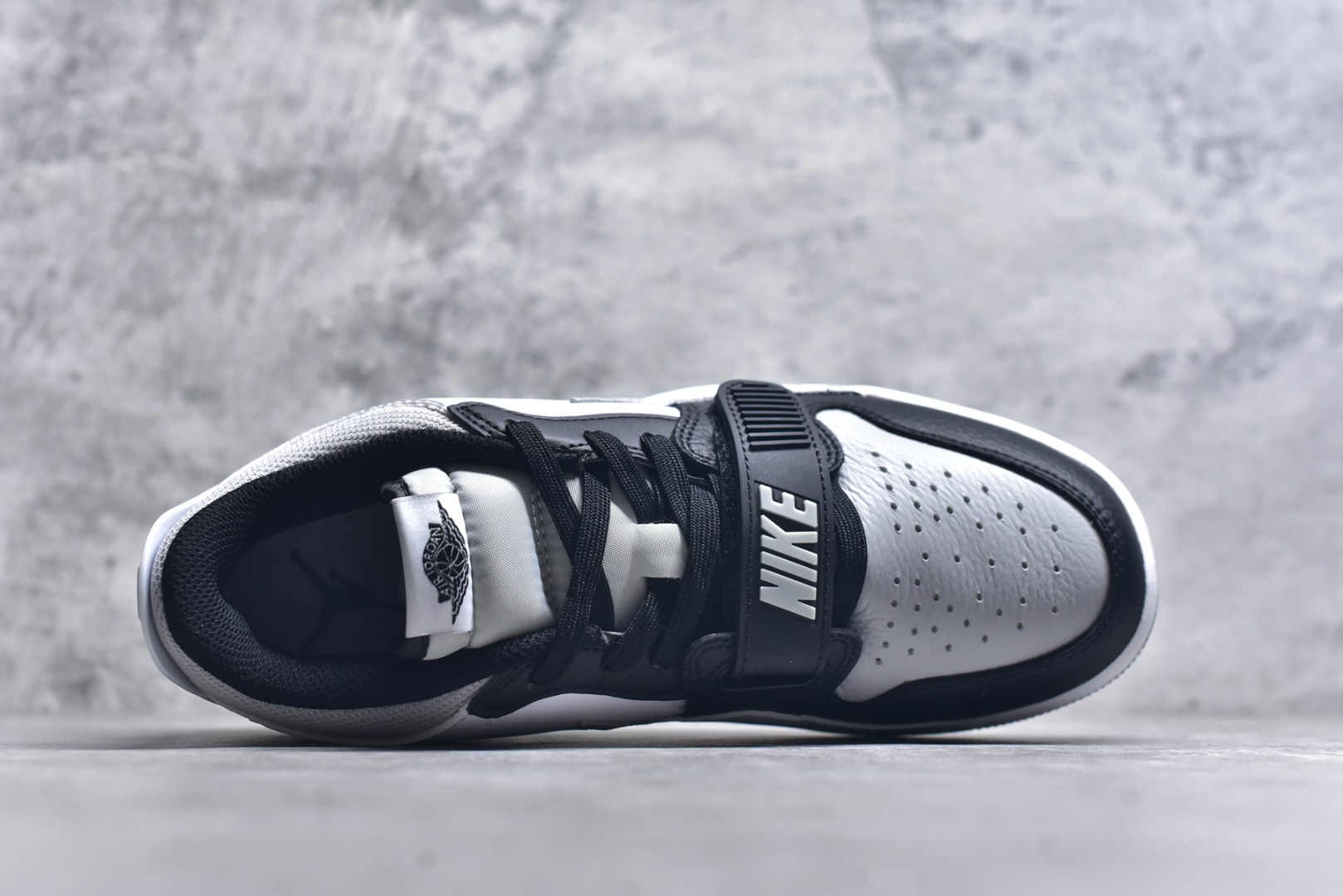 图片[4]-#开学季福利 Air Jordan Legacy AJ312 Low 低帮复古篮球鞋 市场最强独一档产物 全套原纸板楦头开发 原厂大底磨具加持立体防滑纹理 原档数据后跟TPU子母扣魔术贴 原装可视Air Sole气垫 原汁原味最完美的312代版型 唯一正确鞋头趴度弧度高度鞋身腰线 进口港宝加持 后跟自然饱满 全鞋荧光划线卡点 追求极致完美 每一双都是工艺品 多重QC质检 超越公司货的品控标准 实实在在的免检产品 鞋身采用了皮革材质打造 横跨鞋面的魔术贴十分吸睛 侧面的Swoosh Logo的一部分被鞋面遮挡了一部分 颇具玩味 魔术贴上标有NK标识 而鞋舌上是Jordan的经典红色飞翼Logo 后跟和鞋底均采用了AJ3的设计 后跟上同样也使用了经典的爆裂纹图案 尺码：36 36.5 37.5 38 38.5 39 40 40.5 41 42 42.5 43 44 44.5 45 46 47.5-选品中心