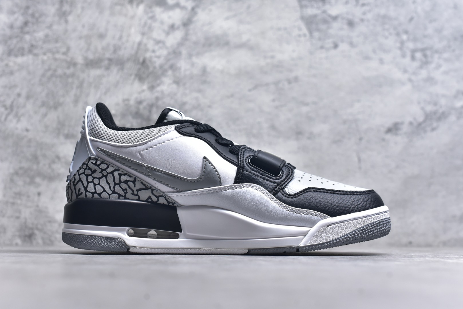 图片[3]-#开学季福利 Air Jordan Legacy AJ312 Low 低帮复古篮球鞋 市场最强独一档产物 全套原纸板楦头开发 原厂大底磨具加持立体防滑纹理 原档数据后跟TPU子母扣魔术贴 原装可视Air Sole气垫 原汁原味最完美的312代版型 唯一正确鞋头趴度弧度高度鞋身腰线 进口港宝加持 后跟自然饱满 全鞋荧光划线卡点 追求极致完美 每一双都是工艺品 多重QC质检 超越公司货的品控标准 实实在在的免检产品 鞋身采用了皮革材质打造 横跨鞋面的魔术贴十分吸睛 侧面的Swoosh Logo的一部分被鞋面遮挡了一部分 颇具玩味 魔术贴上标有NK标识 而鞋舌上是Jordan的经典红色飞翼Logo 后跟和鞋底均采用了AJ3的设计 后跟上同样也使用了经典的爆裂纹图案 尺码：36 36.5 37.5 38 38.5 39 40 40.5 41 42 42.5 43 44 44.5 45 46 47.5-选品中心