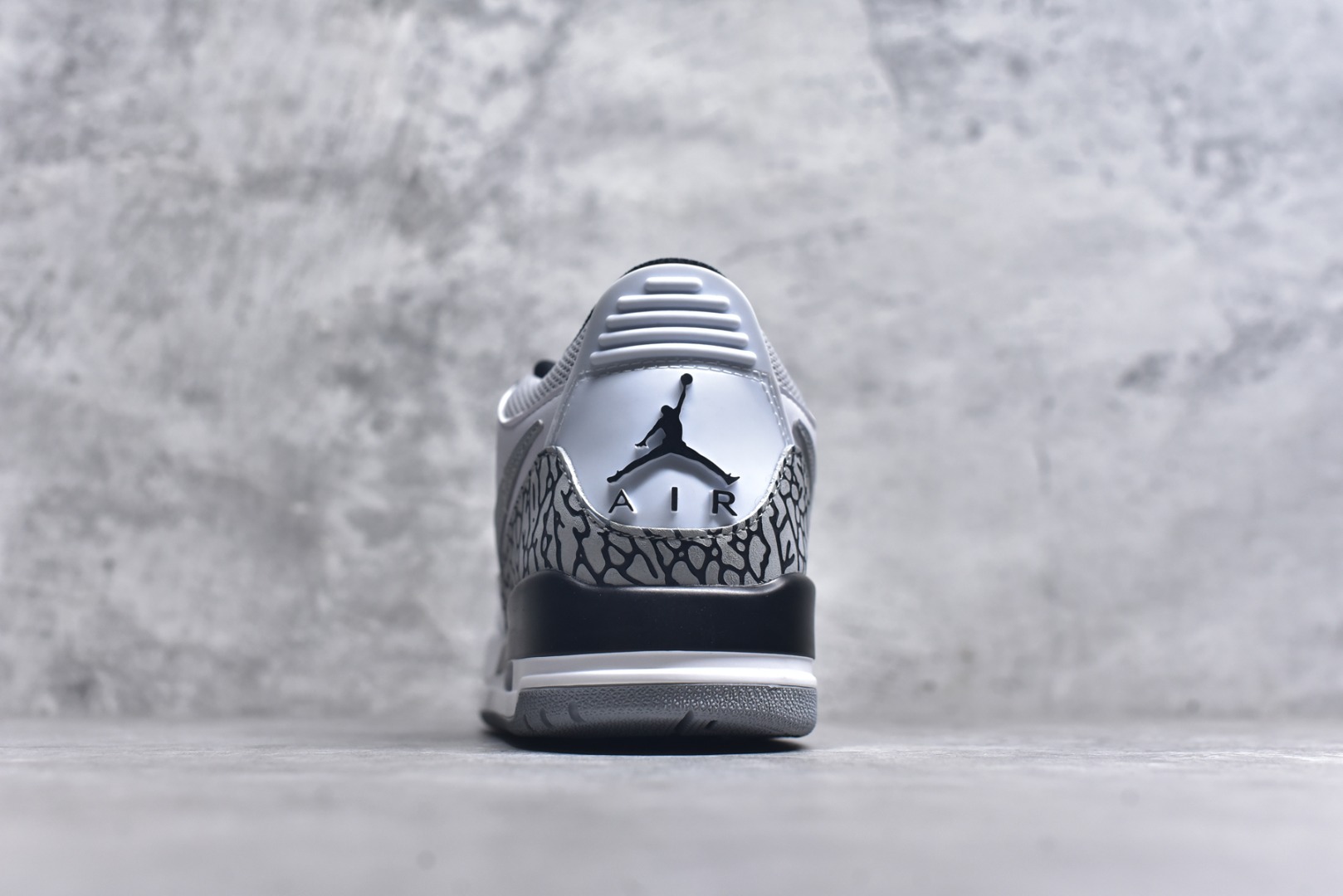 图片[5]-#开学季福利 Air Jordan Legacy AJ312 Low 低帮复古篮球鞋 市场最强独一档产物 全套原纸板楦头开发 原厂大底磨具加持立体防滑纹理 原档数据后跟TPU子母扣魔术贴 原装可视Air Sole气垫 原汁原味最完美的312代版型 唯一正确鞋头趴度弧度高度鞋身腰线 进口港宝加持 后跟自然饱满 全鞋荧光划线卡点 追求极致完美 每一双都是工艺品 多重QC质检 超越公司货的品控标准 实实在在的免检产品 鞋身采用了皮革材质打造 横跨鞋面的魔术贴十分吸睛 侧面的Swoosh Logo的一部分被鞋面遮挡了一部分 颇具玩味 魔术贴上标有NK标识 而鞋舌上是Jordan的经典红色飞翼Logo 后跟和鞋底均采用了AJ3的设计 后跟上同样也使用了经典的爆裂纹图案 尺码：36 36.5 37.5 38 38.5 39 40 40.5 41 42 42.5 43 44 44.5 45 46 47.5-选品中心