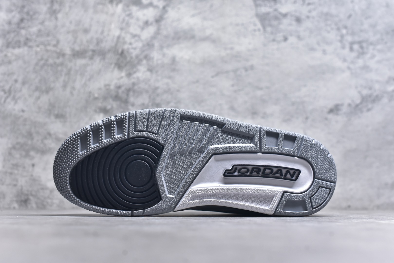 图片[6]-#开学季福利 Air Jordan Legacy AJ312 Low 低帮复古篮球鞋 市场最强独一档产物 全套原纸板楦头开发 原厂大底磨具加持立体防滑纹理 原档数据后跟TPU子母扣魔术贴 原装可视Air Sole气垫 原汁原味最完美的312代版型 唯一正确鞋头趴度弧度高度鞋身腰线 进口港宝加持 后跟自然饱满 全鞋荧光划线卡点 追求极致完美 每一双都是工艺品 多重QC质检 超越公司货的品控标准 实实在在的免检产品 鞋身采用了皮革材质打造 横跨鞋面的魔术贴十分吸睛 侧面的Swoosh Logo的一部分被鞋面遮挡了一部分 颇具玩味 魔术贴上标有NK标识 而鞋舌上是Jordan的经典红色飞翼Logo 后跟和鞋底均采用了AJ3的设计 后跟上同样也使用了经典的爆裂纹图案 尺码：36 36.5 37.5 38 38.5 39 40 40.5 41 42 42.5 43 44 44.5 45 46 47.5-选品中心