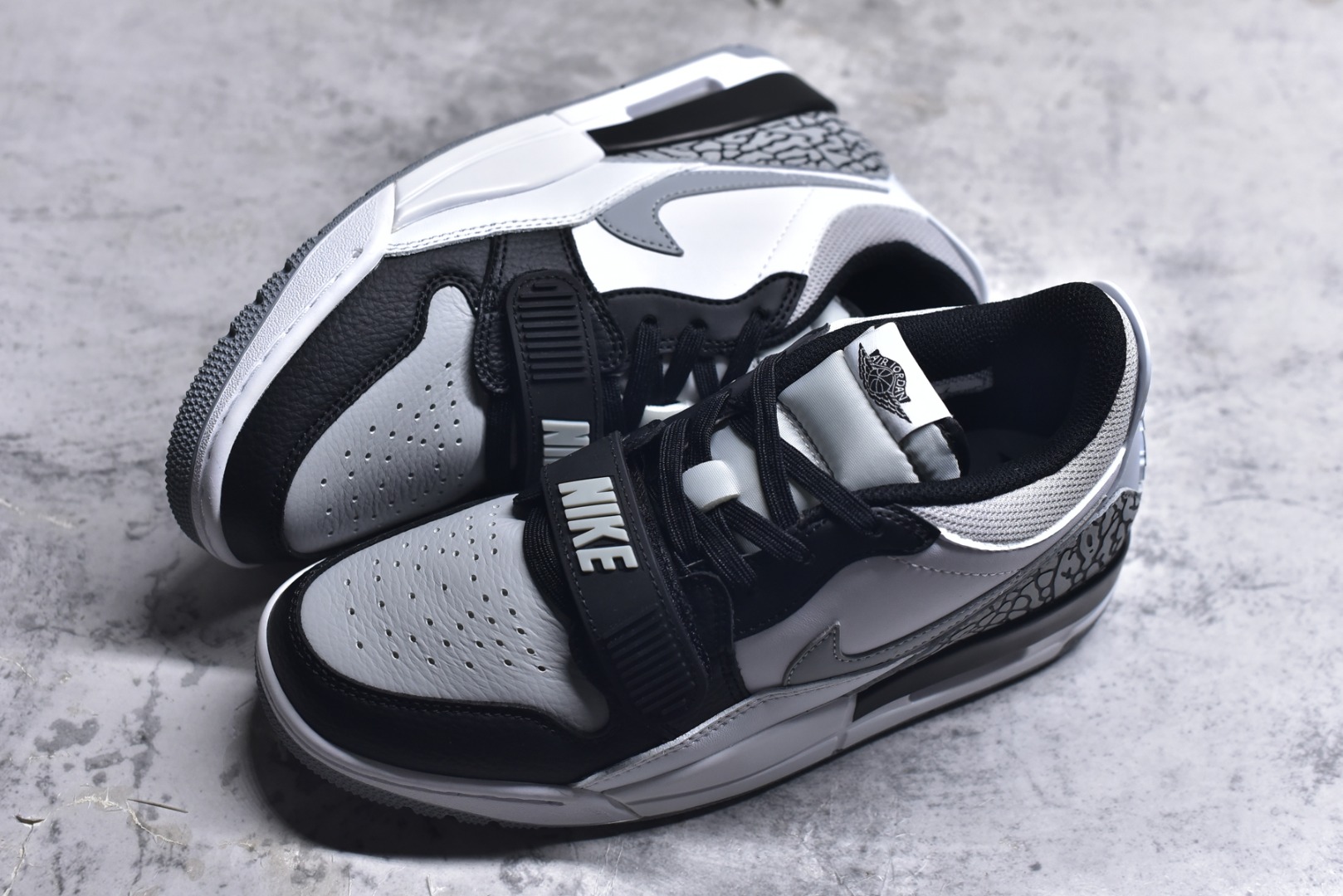 图片[7]-#开学季福利 Air Jordan Legacy AJ312 Low 低帮复古篮球鞋 市场最强独一档产物 全套原纸板楦头开发 原厂大底磨具加持立体防滑纹理 原档数据后跟TPU子母扣魔术贴 原装可视Air Sole气垫 原汁原味最完美的312代版型 唯一正确鞋头趴度弧度高度鞋身腰线 进口港宝加持 后跟自然饱满 全鞋荧光划线卡点 追求极致完美 每一双都是工艺品 多重QC质检 超越公司货的品控标准 实实在在的免检产品 鞋身采用了皮革材质打造 横跨鞋面的魔术贴十分吸睛 侧面的Swoosh Logo的一部分被鞋面遮挡了一部分 颇具玩味 魔术贴上标有NK标识 而鞋舌上是Jordan的经典红色飞翼Logo 后跟和鞋底均采用了AJ3的设计 后跟上同样也使用了经典的爆裂纹图案 尺码：36 36.5 37.5 38 38.5 39 40 40.5 41 42 42.5 43 44 44.5 45 46 47.5-选品中心