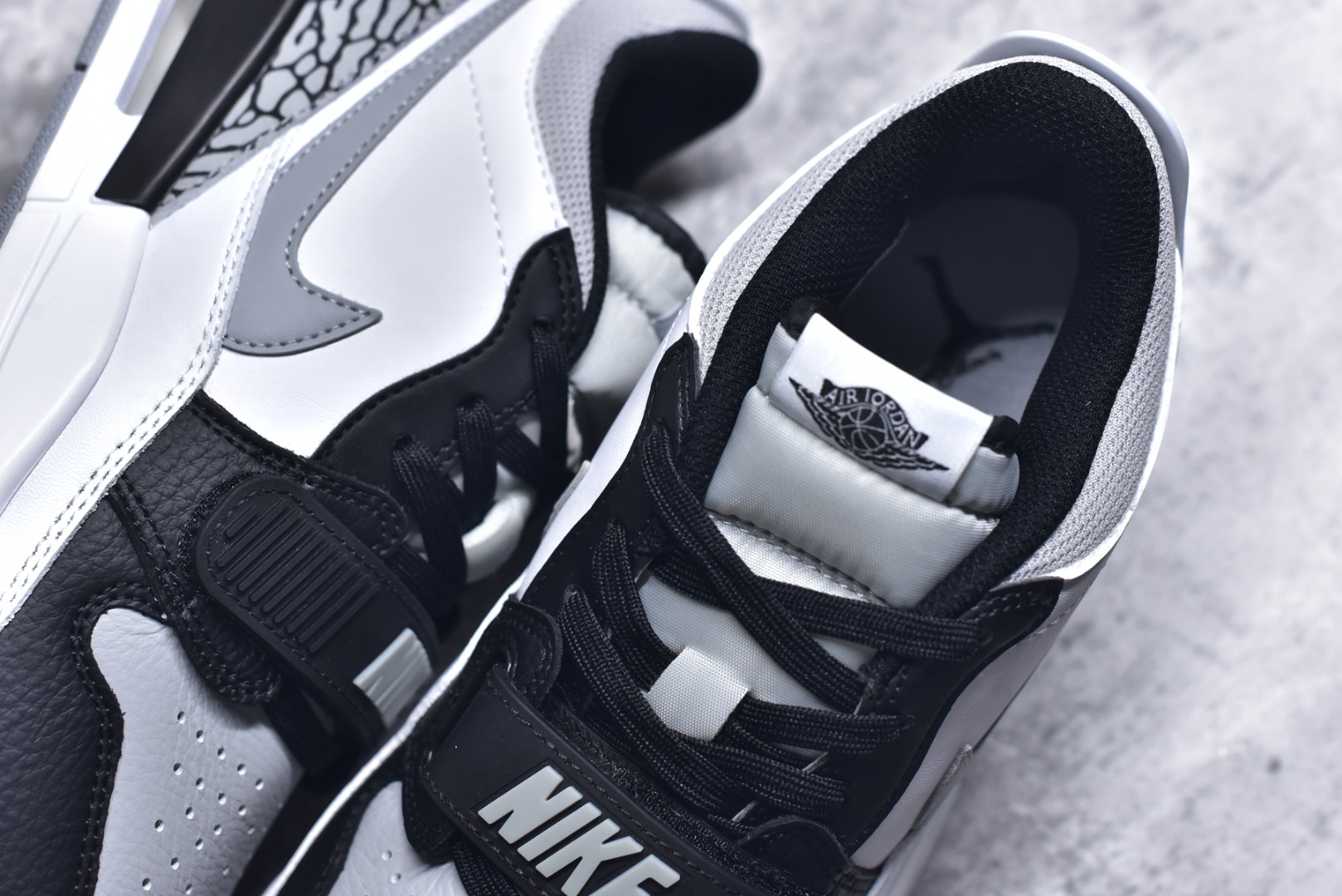 图片[9]-#开学季福利 Air Jordan Legacy AJ312 Low 低帮复古篮球鞋 市场最强独一档产物 全套原纸板楦头开发 原厂大底磨具加持立体防滑纹理 原档数据后跟TPU子母扣魔术贴 原装可视Air Sole气垫 原汁原味最完美的312代版型 唯一正确鞋头趴度弧度高度鞋身腰线 进口港宝加持 后跟自然饱满 全鞋荧光划线卡点 追求极致完美 每一双都是工艺品 多重QC质检 超越公司货的品控标准 实实在在的免检产品 鞋身采用了皮革材质打造 横跨鞋面的魔术贴十分吸睛 侧面的Swoosh Logo的一部分被鞋面遮挡了一部分 颇具玩味 魔术贴上标有NK标识 而鞋舌上是Jordan的经典红色飞翼Logo 后跟和鞋底均采用了AJ3的设计 后跟上同样也使用了经典的爆裂纹图案 尺码：36 36.5 37.5 38 38.5 39 40 40.5 41 42 42.5 43 44 44.5 45 46 47.5-选品中心