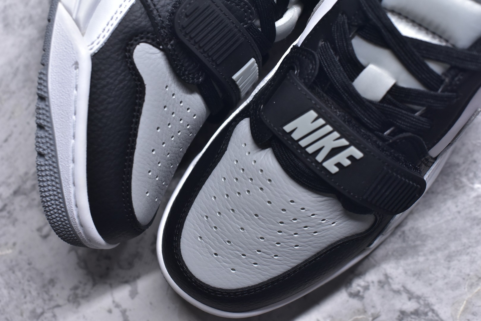 图片[8]-#开学季福利 Air Jordan Legacy AJ312 Low 低帮复古篮球鞋 市场最强独一档产物 全套原纸板楦头开发 原厂大底磨具加持立体防滑纹理 原档数据后跟TPU子母扣魔术贴 原装可视Air Sole气垫 原汁原味最完美的312代版型 唯一正确鞋头趴度弧度高度鞋身腰线 进口港宝加持 后跟自然饱满 全鞋荧光划线卡点 追求极致完美 每一双都是工艺品 多重QC质检 超越公司货的品控标准 实实在在的免检产品 鞋身采用了皮革材质打造 横跨鞋面的魔术贴十分吸睛 侧面的Swoosh Logo的一部分被鞋面遮挡了一部分 颇具玩味 魔术贴上标有NK标识 而鞋舌上是Jordan的经典红色飞翼Logo 后跟和鞋底均采用了AJ3的设计 后跟上同样也使用了经典的爆裂纹图案 尺码：36 36.5 37.5 38 38.5 39 40 40.5 41 42 42.5 43 44 44.5 45 46 47.5-选品中心