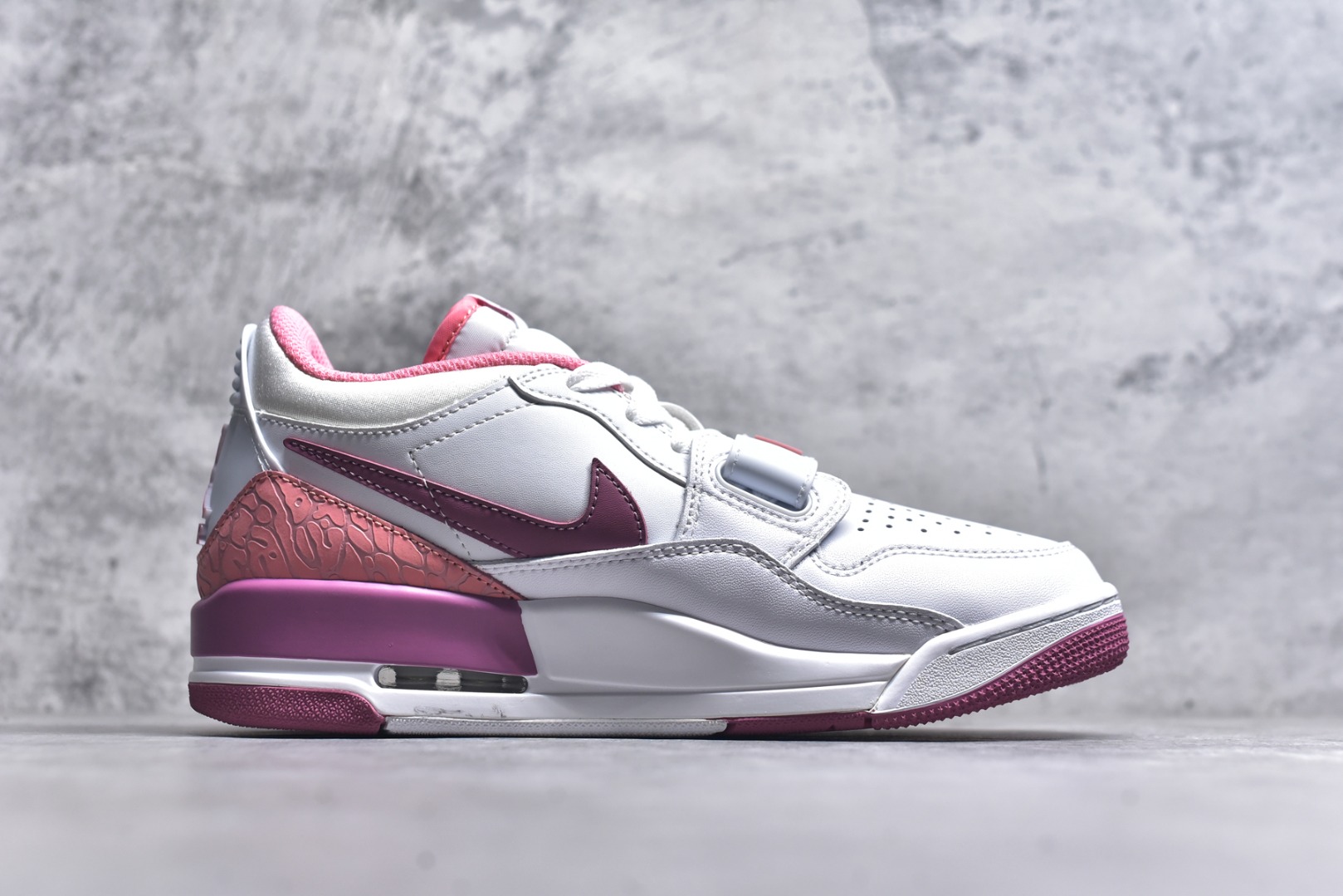 图片[3]-#开学季福利 Air Jordan Legacy AJ312 Low 低帮复古篮球鞋 市场最强独一档产物 全套原纸板楦头开发 原厂大底磨具加持立体防滑纹理 原档数据后跟TPU子母扣魔术贴 原装可视Air Sole气垫 原汁原味最完美的312代版型 唯一正确鞋头趴度弧度高度鞋身腰线 进口港宝加持 后跟自然饱满 全鞋荧光划线卡点 追求极致完美 每一双都是工艺品 多重QC质检 超越公司货的品控标准 实实在在的免检产品 鞋身采用了皮革材质打造 横跨鞋面的魔术贴十分吸睛 侧面的Swoosh Logo的一部分被鞋面遮挡了一部分 颇具玩味 魔术贴上标有NK标识 而鞋舌上是Jordan的经典红色飞翼Logo 后跟和鞋底均采用了AJ3的设计 后跟上同样也使用了经典的爆裂纹图案 尺码：36 36.5 37.5 38 38.5 39 40 40.5 41 42 42.5 43 44 44.5 45 46 47.5-选品中心