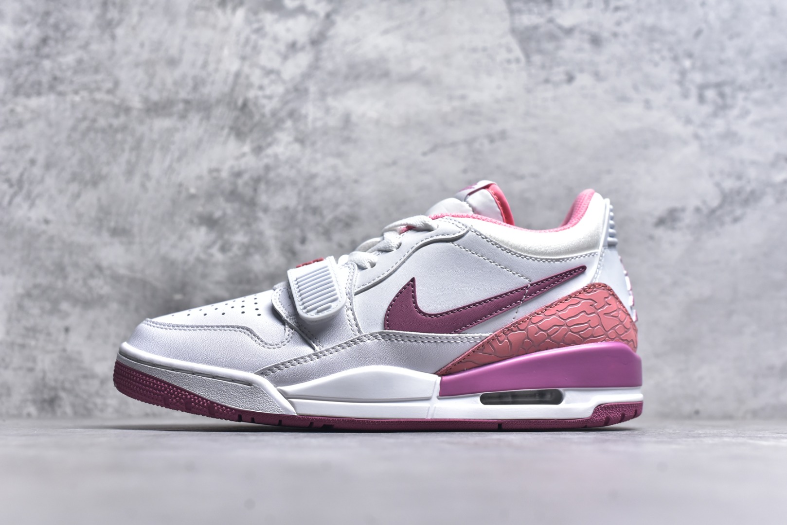 #开学季福利 Air Jordan Legacy AJ312 Low 低帮复古篮球鞋 市场最强独一档产物 全套原纸板楦头开发 原厂大底磨具加持立体防滑纹理 原档数据后跟TPU子母扣魔术贴 原装可视Air Sole气垫 原汁原味最完美的312代版型 唯一正确鞋头趴度弧度高度鞋身腰线 进口港宝加持 后跟自然饱满 全鞋荧光划线卡点 追求极致完美 每一双都是工艺品 多重QC质检 超越公司货的品控标准 实实在在的免检产品 鞋身采用了皮革材质打造 横跨鞋面的魔术贴十分吸睛 侧面的Swoosh Logo的一部分被鞋面遮挡了一部分 颇具玩味 魔术贴上标有NK标识 而鞋舌上是Jordan的经典红色飞翼Logo 后跟和鞋底均采用了AJ3的设计 后跟上同样也使用了经典的爆裂纹图案 尺码：36 36.5 37.5 38 38.5 39 40 40.5 41 42 42.5 43 44 44.5 45 46 47.5-选品中心