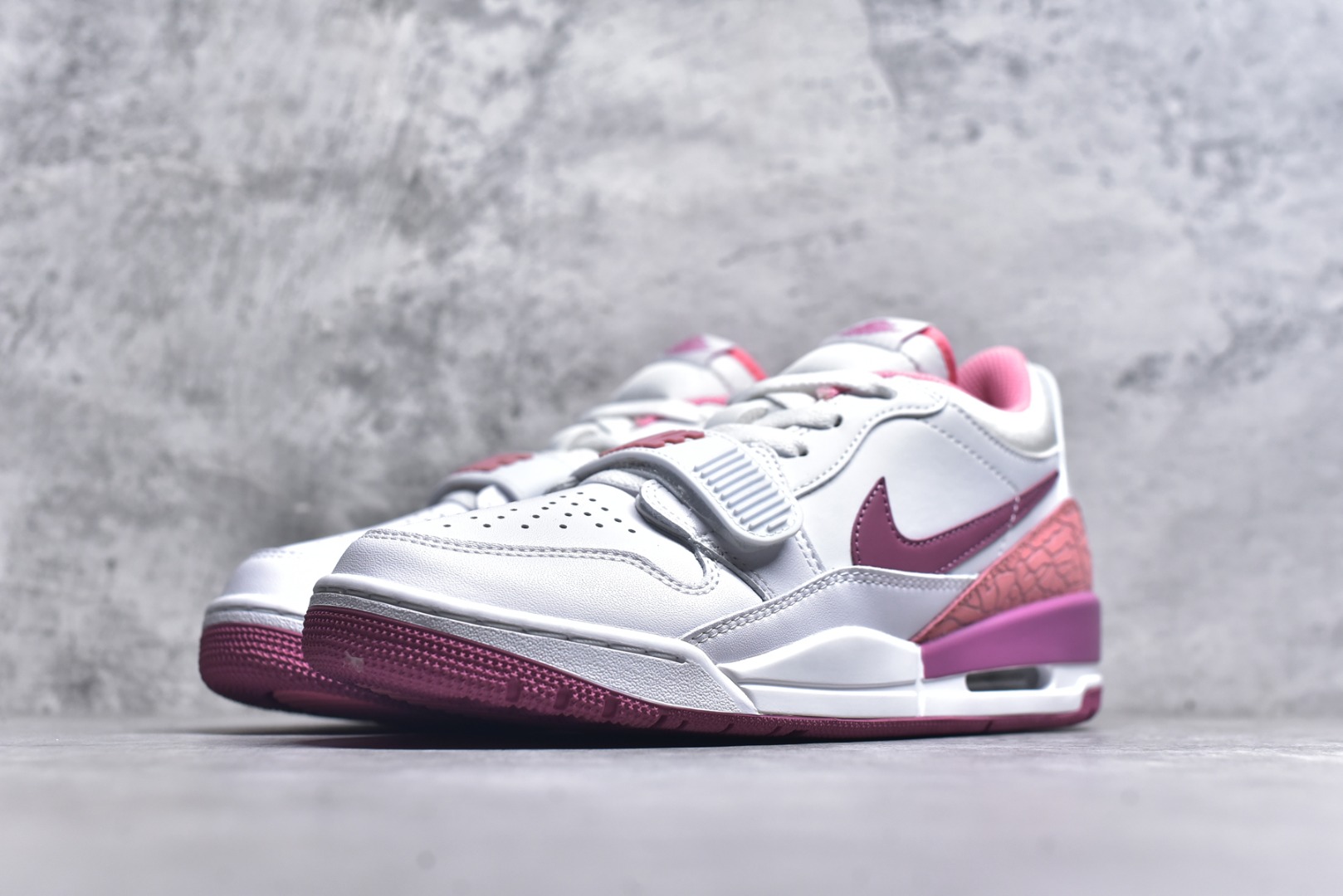 图片[2]-#开学季福利 Air Jordan Legacy AJ312 Low 低帮复古篮球鞋 市场最强独一档产物 全套原纸板楦头开发 原厂大底磨具加持立体防滑纹理 原档数据后跟TPU子母扣魔术贴 原装可视Air Sole气垫 原汁原味最完美的312代版型 唯一正确鞋头趴度弧度高度鞋身腰线 进口港宝加持 后跟自然饱满 全鞋荧光划线卡点 追求极致完美 每一双都是工艺品 多重QC质检 超越公司货的品控标准 实实在在的免检产品 鞋身采用了皮革材质打造 横跨鞋面的魔术贴十分吸睛 侧面的Swoosh Logo的一部分被鞋面遮挡了一部分 颇具玩味 魔术贴上标有NK标识 而鞋舌上是Jordan的经典红色飞翼Logo 后跟和鞋底均采用了AJ3的设计 后跟上同样也使用了经典的爆裂纹图案 尺码：36 36.5 37.5 38 38.5 39 40 40.5 41 42 42.5 43 44 44.5 45 46 47.5-选品中心