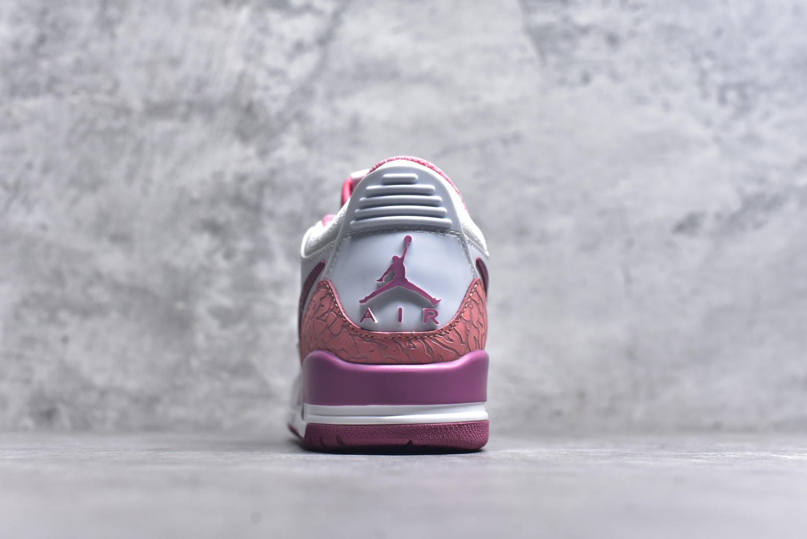 图片[5]-#开学季福利 Air Jordan Legacy AJ312 Low 低帮复古篮球鞋 市场最强独一档产物 全套原纸板楦头开发 原厂大底磨具加持立体防滑纹理 原档数据后跟TPU子母扣魔术贴 原装可视Air Sole气垫 原汁原味最完美的312代版型 唯一正确鞋头趴度弧度高度鞋身腰线 进口港宝加持 后跟自然饱满 全鞋荧光划线卡点 追求极致完美 每一双都是工艺品 多重QC质检 超越公司货的品控标准 实实在在的免检产品 鞋身采用了皮革材质打造 横跨鞋面的魔术贴十分吸睛 侧面的Swoosh Logo的一部分被鞋面遮挡了一部分 颇具玩味 魔术贴上标有NK标识 而鞋舌上是Jordan的经典红色飞翼Logo 后跟和鞋底均采用了AJ3的设计 后跟上同样也使用了经典的爆裂纹图案 尺码：36 36.5 37.5 38 38.5 39 40 40.5 41 42 42.5 43 44 44.5 45 46 47.5-选品中心