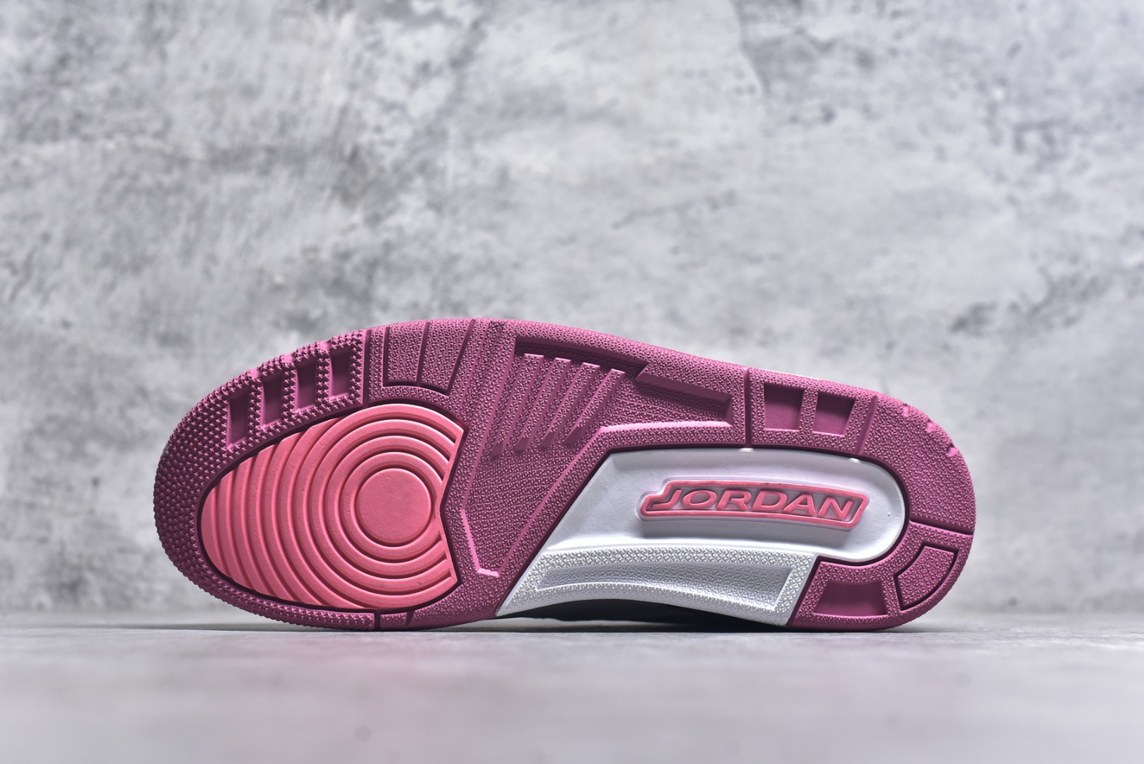 图片[6]-#开学季福利 Air Jordan Legacy AJ312 Low 低帮复古篮球鞋 市场最强独一档产物 全套原纸板楦头开发 原厂大底磨具加持立体防滑纹理 原档数据后跟TPU子母扣魔术贴 原装可视Air Sole气垫 原汁原味最完美的312代版型 唯一正确鞋头趴度弧度高度鞋身腰线 进口港宝加持 后跟自然饱满 全鞋荧光划线卡点 追求极致完美 每一双都是工艺品 多重QC质检 超越公司货的品控标准 实实在在的免检产品 鞋身采用了皮革材质打造 横跨鞋面的魔术贴十分吸睛 侧面的Swoosh Logo的一部分被鞋面遮挡了一部分 颇具玩味 魔术贴上标有NK标识 而鞋舌上是Jordan的经典红色飞翼Logo 后跟和鞋底均采用了AJ3的设计 后跟上同样也使用了经典的爆裂纹图案 尺码：36 36.5 37.5 38 38.5 39 40 40.5 41 42 42.5 43 44 44.5 45 46 47.5-选品中心