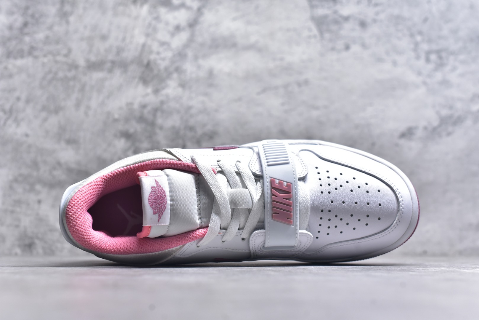 图片[4]-#开学季福利 Air Jordan Legacy AJ312 Low 低帮复古篮球鞋 市场最强独一档产物 全套原纸板楦头开发 原厂大底磨具加持立体防滑纹理 原档数据后跟TPU子母扣魔术贴 原装可视Air Sole气垫 原汁原味最完美的312代版型 唯一正确鞋头趴度弧度高度鞋身腰线 进口港宝加持 后跟自然饱满 全鞋荧光划线卡点 追求极致完美 每一双都是工艺品 多重QC质检 超越公司货的品控标准 实实在在的免检产品 鞋身采用了皮革材质打造 横跨鞋面的魔术贴十分吸睛 侧面的Swoosh Logo的一部分被鞋面遮挡了一部分 颇具玩味 魔术贴上标有NK标识 而鞋舌上是Jordan的经典红色飞翼Logo 后跟和鞋底均采用了AJ3的设计 后跟上同样也使用了经典的爆裂纹图案 尺码：36 36.5 37.5 38 38.5 39 40 40.5 41 42 42.5 43 44 44.5 45 46 47.5-选品中心