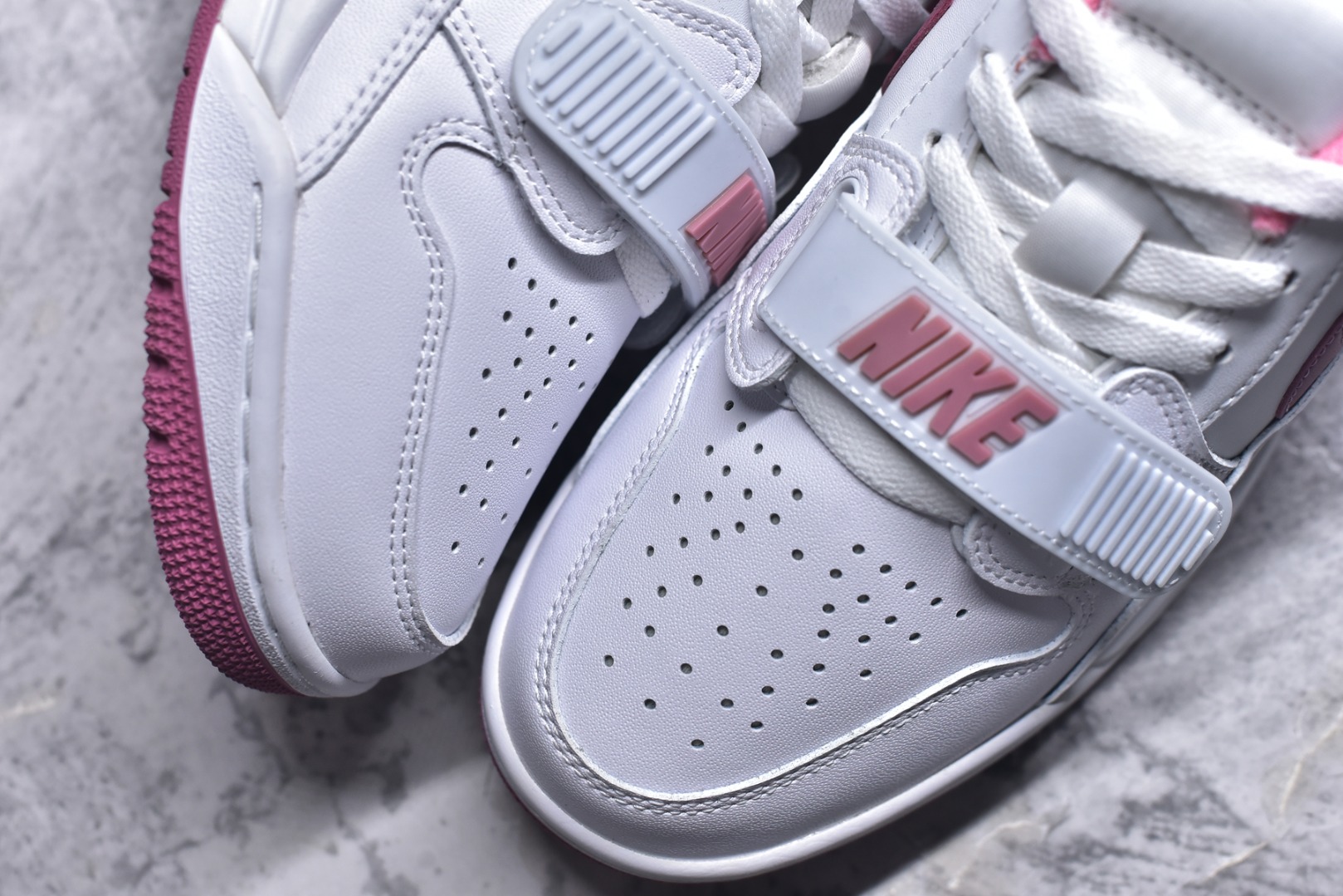 图片[8]-#开学季福利 Air Jordan Legacy AJ312 Low 低帮复古篮球鞋 市场最强独一档产物 全套原纸板楦头开发 原厂大底磨具加持立体防滑纹理 原档数据后跟TPU子母扣魔术贴 原装可视Air Sole气垫 原汁原味最完美的312代版型 唯一正确鞋头趴度弧度高度鞋身腰线 进口港宝加持 后跟自然饱满 全鞋荧光划线卡点 追求极致完美 每一双都是工艺品 多重QC质检 超越公司货的品控标准 实实在在的免检产品 鞋身采用了皮革材质打造 横跨鞋面的魔术贴十分吸睛 侧面的Swoosh Logo的一部分被鞋面遮挡了一部分 颇具玩味 魔术贴上标有NK标识 而鞋舌上是Jordan的经典红色飞翼Logo 后跟和鞋底均采用了AJ3的设计 后跟上同样也使用了经典的爆裂纹图案 尺码：36 36.5 37.5 38 38.5 39 40 40.5 41 42 42.5 43 44 44.5 45 46 47.5-选品中心