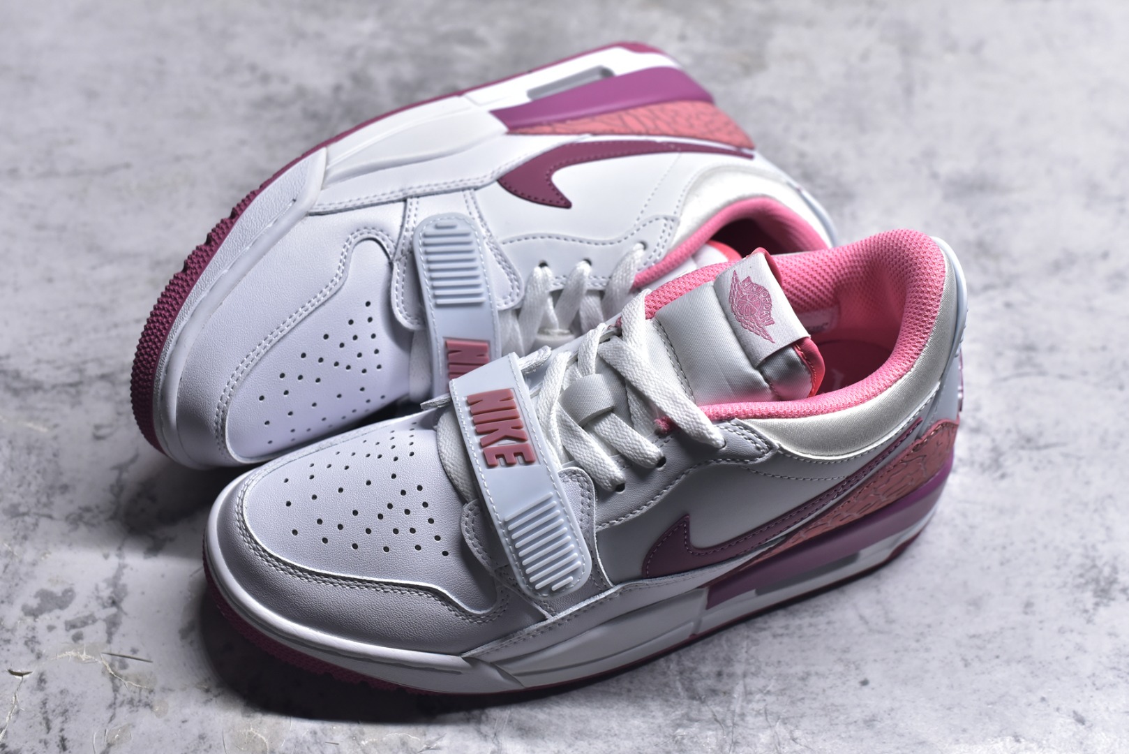 图片[7]-#开学季福利 Air Jordan Legacy AJ312 Low 低帮复古篮球鞋 市场最强独一档产物 全套原纸板楦头开发 原厂大底磨具加持立体防滑纹理 原档数据后跟TPU子母扣魔术贴 原装可视Air Sole气垫 原汁原味最完美的312代版型 唯一正确鞋头趴度弧度高度鞋身腰线 进口港宝加持 后跟自然饱满 全鞋荧光划线卡点 追求极致完美 每一双都是工艺品 多重QC质检 超越公司货的品控标准 实实在在的免检产品 鞋身采用了皮革材质打造 横跨鞋面的魔术贴十分吸睛 侧面的Swoosh Logo的一部分被鞋面遮挡了一部分 颇具玩味 魔术贴上标有NK标识 而鞋舌上是Jordan的经典红色飞翼Logo 后跟和鞋底均采用了AJ3的设计 后跟上同样也使用了经典的爆裂纹图案 尺码：36 36.5 37.5 38 38.5 39 40 40.5 41 42 42.5 43 44 44.5 45 46 47.5-选品中心