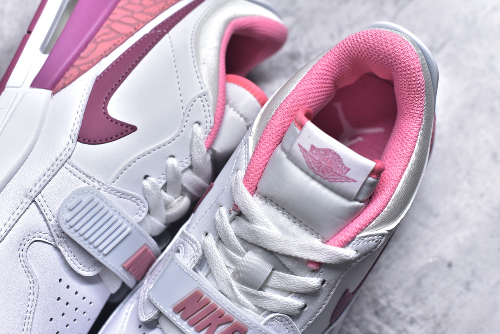 图片[9]-#开学季福利 Air Jordan Legacy AJ312 Low 低帮复古篮球鞋 市场最强独一档产物 全套原纸板楦头开发 原厂大底磨具加持立体防滑纹理 原档数据后跟TPU子母扣魔术贴 原装可视Air Sole气垫 原汁原味最完美的312代版型 唯一正确鞋头趴度弧度高度鞋身腰线 进口港宝加持 后跟自然饱满 全鞋荧光划线卡点 追求极致完美 每一双都是工艺品 多重QC质检 超越公司货的品控标准 实实在在的免检产品 鞋身采用了皮革材质打造 横跨鞋面的魔术贴十分吸睛 侧面的Swoosh Logo的一部分被鞋面遮挡了一部分 颇具玩味 魔术贴上标有NK标识 而鞋舌上是Jordan的经典红色飞翼Logo 后跟和鞋底均采用了AJ3的设计 后跟上同样也使用了经典的爆裂纹图案 尺码：36 36.5 37.5 38 38.5 39 40 40.5 41 42 42.5 43 44 44.5 45 46 47.5-选品中心