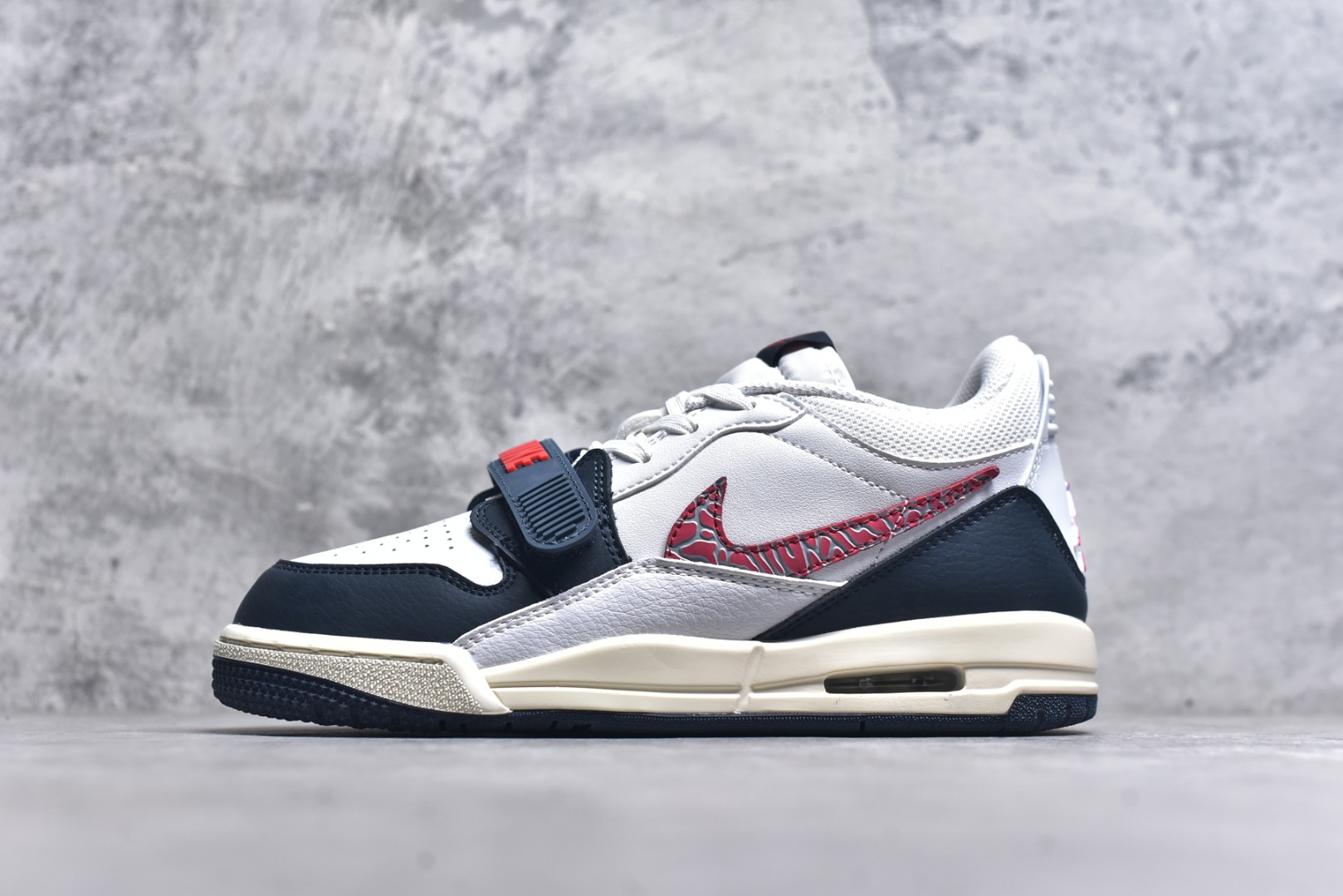 #开学季福利 Air Jordan Legacy AJ312 Low 低帮复古篮球鞋 市场最强独一档产物 全套原纸板楦头开发 原厂大底磨具加持立体防滑纹理 原档数据后跟TPU子母扣魔术贴 原装可视Air Sole气垫 原汁原味最完美的312代版型 唯一正确鞋头趴度弧度高度鞋身腰线 进口港宝加持 后跟自然饱满 全鞋荧光划线卡点 追求极致完美 每一双都是工艺品 多重QC质检 超越公司货的品控标准 实实在在的免检产品 鞋身采用了皮革材质打造 横跨鞋面的魔术贴十分吸睛 侧面的Swoosh Logo的一部分被鞋面遮挡了一部分 颇具玩味 魔术贴上标有NK标识 而鞋舌上是Jordan的经典红色飞翼Logo 后跟和鞋底均采用了AJ3的设计 后跟上同样也使用了经典的爆裂纹图案 尺码：36 36.5 37.5 38 38.5 39 40 40.5 41 42 42.5 43 44 44.5 45 46 47.5-选品中心