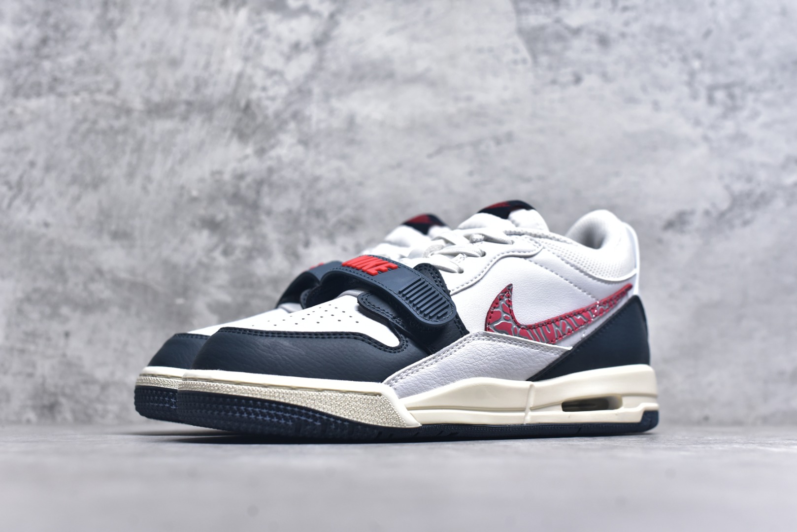 图片[2]-#开学季福利 Air Jordan Legacy AJ312 Low 低帮复古篮球鞋 市场最强独一档产物 全套原纸板楦头开发 原厂大底磨具加持立体防滑纹理 原档数据后跟TPU子母扣魔术贴 原装可视Air Sole气垫 原汁原味最完美的312代版型 唯一正确鞋头趴度弧度高度鞋身腰线 进口港宝加持 后跟自然饱满 全鞋荧光划线卡点 追求极致完美 每一双都是工艺品 多重QC质检 超越公司货的品控标准 实实在在的免检产品 鞋身采用了皮革材质打造 横跨鞋面的魔术贴十分吸睛 侧面的Swoosh Logo的一部分被鞋面遮挡了一部分 颇具玩味 魔术贴上标有NK标识 而鞋舌上是Jordan的经典红色飞翼Logo 后跟和鞋底均采用了AJ3的设计 后跟上同样也使用了经典的爆裂纹图案 尺码：36 36.5 37.5 38 38.5 39 40 40.5 41 42 42.5 43 44 44.5 45 46 47.5-选品中心