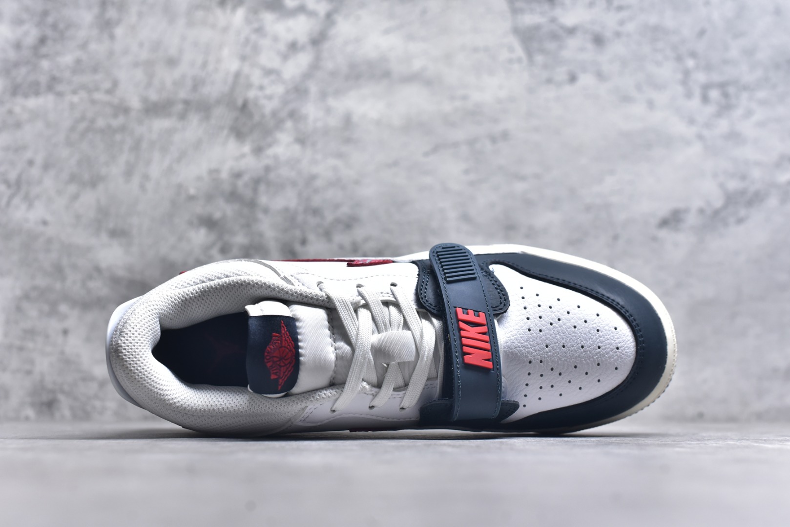 图片[4]-#开学季福利 Air Jordan Legacy AJ312 Low 低帮复古篮球鞋 市场最强独一档产物 全套原纸板楦头开发 原厂大底磨具加持立体防滑纹理 原档数据后跟TPU子母扣魔术贴 原装可视Air Sole气垫 原汁原味最完美的312代版型 唯一正确鞋头趴度弧度高度鞋身腰线 进口港宝加持 后跟自然饱满 全鞋荧光划线卡点 追求极致完美 每一双都是工艺品 多重QC质检 超越公司货的品控标准 实实在在的免检产品 鞋身采用了皮革材质打造 横跨鞋面的魔术贴十分吸睛 侧面的Swoosh Logo的一部分被鞋面遮挡了一部分 颇具玩味 魔术贴上标有NK标识 而鞋舌上是Jordan的经典红色飞翼Logo 后跟和鞋底均采用了AJ3的设计 后跟上同样也使用了经典的爆裂纹图案 尺码：36 36.5 37.5 38 38.5 39 40 40.5 41 42 42.5 43 44 44.5 45 46 47.5-选品中心