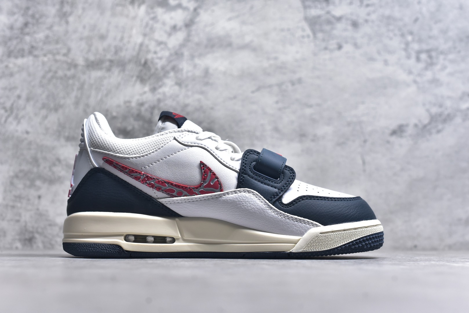 图片[3]-#开学季福利 Air Jordan Legacy AJ312 Low 低帮复古篮球鞋 市场最强独一档产物 全套原纸板楦头开发 原厂大底磨具加持立体防滑纹理 原档数据后跟TPU子母扣魔术贴 原装可视Air Sole气垫 原汁原味最完美的312代版型 唯一正确鞋头趴度弧度高度鞋身腰线 进口港宝加持 后跟自然饱满 全鞋荧光划线卡点 追求极致完美 每一双都是工艺品 多重QC质检 超越公司货的品控标准 实实在在的免检产品 鞋身采用了皮革材质打造 横跨鞋面的魔术贴十分吸睛 侧面的Swoosh Logo的一部分被鞋面遮挡了一部分 颇具玩味 魔术贴上标有NK标识 而鞋舌上是Jordan的经典红色飞翼Logo 后跟和鞋底均采用了AJ3的设计 后跟上同样也使用了经典的爆裂纹图案 尺码：36 36.5 37.5 38 38.5 39 40 40.5 41 42 42.5 43 44 44.5 45 46 47.5-选品中心