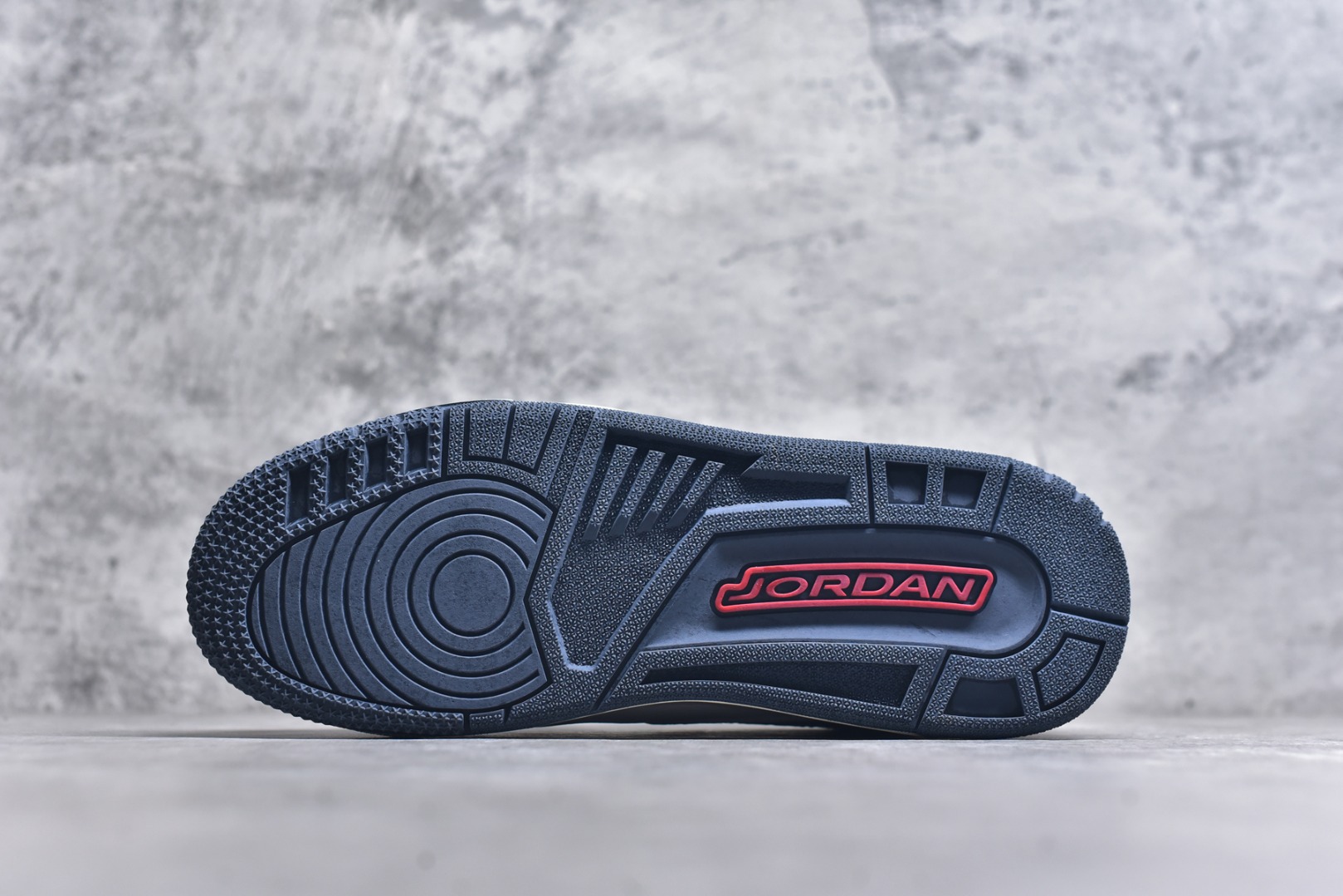 图片[6]-#开学季福利 Air Jordan Legacy AJ312 Low 低帮复古篮球鞋 市场最强独一档产物 全套原纸板楦头开发 原厂大底磨具加持立体防滑纹理 原档数据后跟TPU子母扣魔术贴 原装可视Air Sole气垫 原汁原味最完美的312代版型 唯一正确鞋头趴度弧度高度鞋身腰线 进口港宝加持 后跟自然饱满 全鞋荧光划线卡点 追求极致完美 每一双都是工艺品 多重QC质检 超越公司货的品控标准 实实在在的免检产品 鞋身采用了皮革材质打造 横跨鞋面的魔术贴十分吸睛 侧面的Swoosh Logo的一部分被鞋面遮挡了一部分 颇具玩味 魔术贴上标有NK标识 而鞋舌上是Jordan的经典红色飞翼Logo 后跟和鞋底均采用了AJ3的设计 后跟上同样也使用了经典的爆裂纹图案 尺码：36 36.5 37.5 38 38.5 39 40 40.5 41 42 42.5 43 44 44.5 45 46 47.5-选品中心