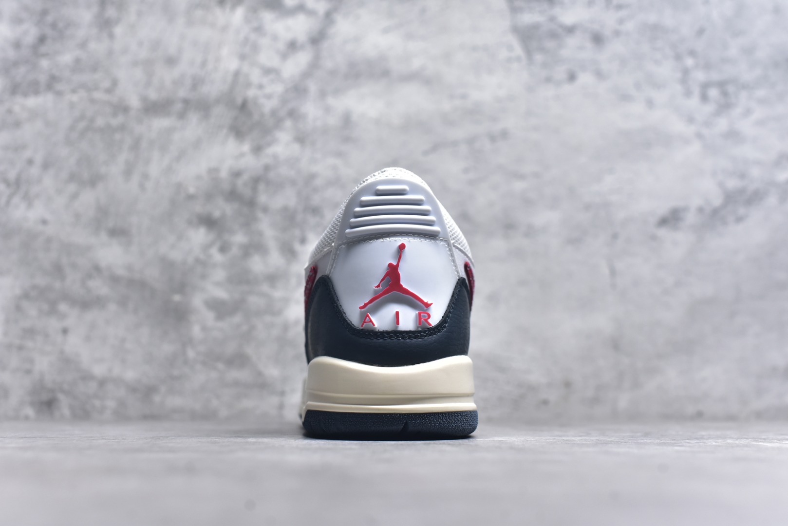 图片[5]-#开学季福利 Air Jordan Legacy AJ312 Low 低帮复古篮球鞋 市场最强独一档产物 全套原纸板楦头开发 原厂大底磨具加持立体防滑纹理 原档数据后跟TPU子母扣魔术贴 原装可视Air Sole气垫 原汁原味最完美的312代版型 唯一正确鞋头趴度弧度高度鞋身腰线 进口港宝加持 后跟自然饱满 全鞋荧光划线卡点 追求极致完美 每一双都是工艺品 多重QC质检 超越公司货的品控标准 实实在在的免检产品 鞋身采用了皮革材质打造 横跨鞋面的魔术贴十分吸睛 侧面的Swoosh Logo的一部分被鞋面遮挡了一部分 颇具玩味 魔术贴上标有NK标识 而鞋舌上是Jordan的经典红色飞翼Logo 后跟和鞋底均采用了AJ3的设计 后跟上同样也使用了经典的爆裂纹图案 尺码：36 36.5 37.5 38 38.5 39 40 40.5 41 42 42.5 43 44 44.5 45 46 47.5-选品中心