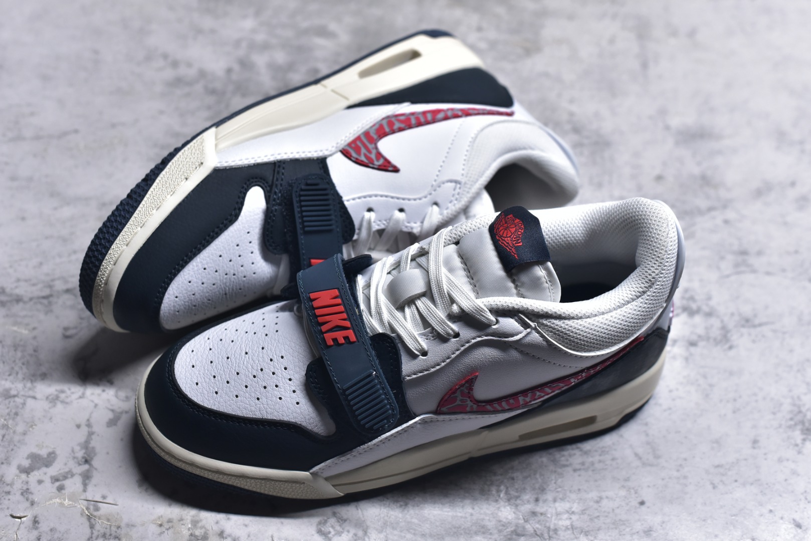 图片[7]-#开学季福利 Air Jordan Legacy AJ312 Low 低帮复古篮球鞋 市场最强独一档产物 全套原纸板楦头开发 原厂大底磨具加持立体防滑纹理 原档数据后跟TPU子母扣魔术贴 原装可视Air Sole气垫 原汁原味最完美的312代版型 唯一正确鞋头趴度弧度高度鞋身腰线 进口港宝加持 后跟自然饱满 全鞋荧光划线卡点 追求极致完美 每一双都是工艺品 多重QC质检 超越公司货的品控标准 实实在在的免检产品 鞋身采用了皮革材质打造 横跨鞋面的魔术贴十分吸睛 侧面的Swoosh Logo的一部分被鞋面遮挡了一部分 颇具玩味 魔术贴上标有NK标识 而鞋舌上是Jordan的经典红色飞翼Logo 后跟和鞋底均采用了AJ3的设计 后跟上同样也使用了经典的爆裂纹图案 尺码：36 36.5 37.5 38 38.5 39 40 40.5 41 42 42.5 43 44 44.5 45 46 47.5-选品中心