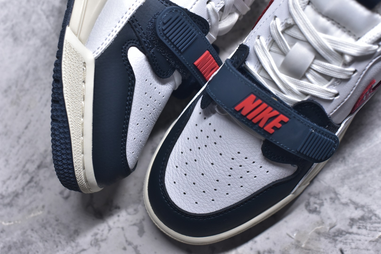 图片[8]-#开学季福利 Air Jordan Legacy AJ312 Low 低帮复古篮球鞋 市场最强独一档产物 全套原纸板楦头开发 原厂大底磨具加持立体防滑纹理 原档数据后跟TPU子母扣魔术贴 原装可视Air Sole气垫 原汁原味最完美的312代版型 唯一正确鞋头趴度弧度高度鞋身腰线 进口港宝加持 后跟自然饱满 全鞋荧光划线卡点 追求极致完美 每一双都是工艺品 多重QC质检 超越公司货的品控标准 实实在在的免检产品 鞋身采用了皮革材质打造 横跨鞋面的魔术贴十分吸睛 侧面的Swoosh Logo的一部分被鞋面遮挡了一部分 颇具玩味 魔术贴上标有NK标识 而鞋舌上是Jordan的经典红色飞翼Logo 后跟和鞋底均采用了AJ3的设计 后跟上同样也使用了经典的爆裂纹图案 尺码：36 36.5 37.5 38 38.5 39 40 40.5 41 42 42.5 43 44 44.5 45 46 47.5-选品中心