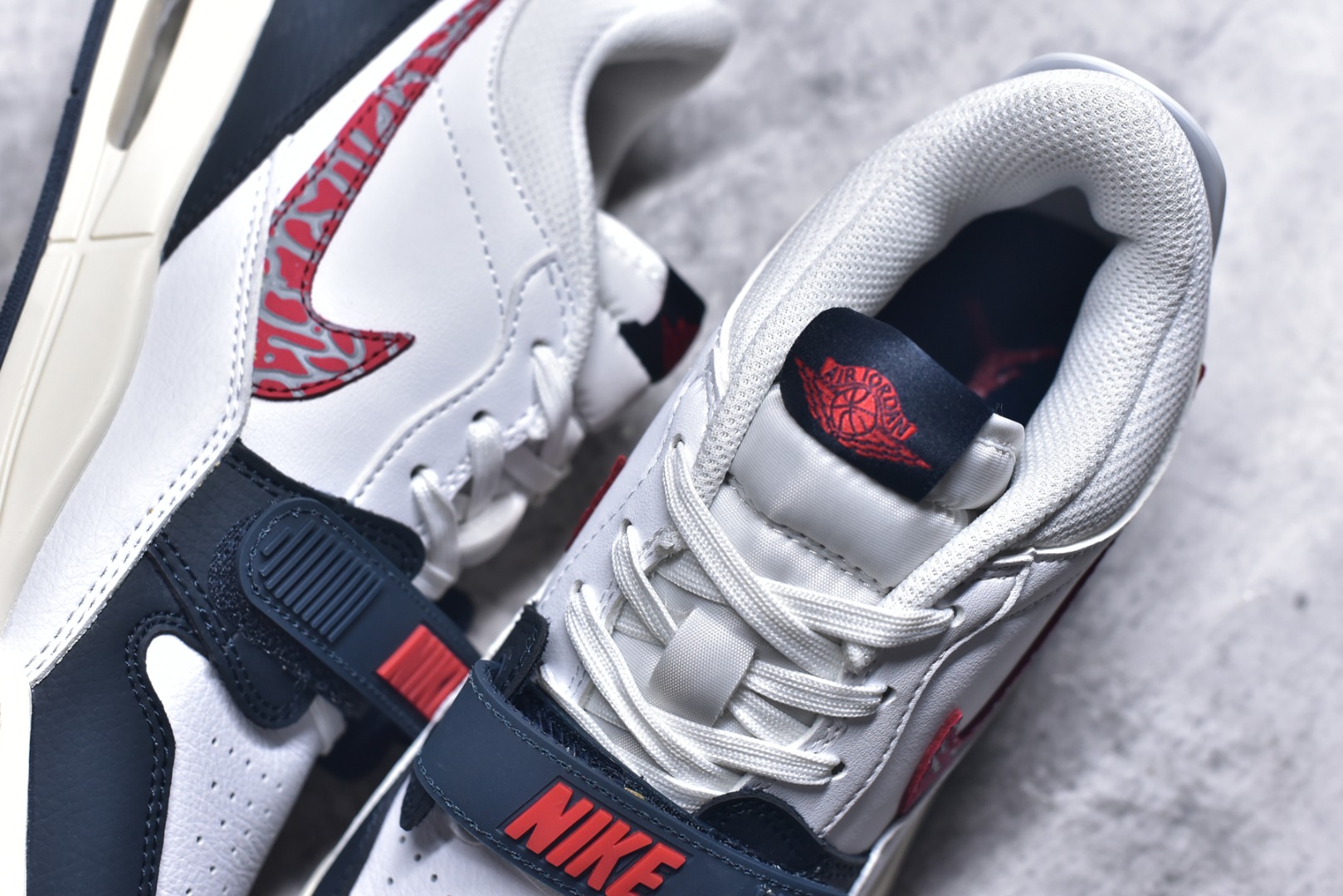 图片[9]-#开学季福利 Air Jordan Legacy AJ312 Low 低帮复古篮球鞋 市场最强独一档产物 全套原纸板楦头开发 原厂大底磨具加持立体防滑纹理 原档数据后跟TPU子母扣魔术贴 原装可视Air Sole气垫 原汁原味最完美的312代版型 唯一正确鞋头趴度弧度高度鞋身腰线 进口港宝加持 后跟自然饱满 全鞋荧光划线卡点 追求极致完美 每一双都是工艺品 多重QC质检 超越公司货的品控标准 实实在在的免检产品 鞋身采用了皮革材质打造 横跨鞋面的魔术贴十分吸睛 侧面的Swoosh Logo的一部分被鞋面遮挡了一部分 颇具玩味 魔术贴上标有NK标识 而鞋舌上是Jordan的经典红色飞翼Logo 后跟和鞋底均采用了AJ3的设计 后跟上同样也使用了经典的爆裂纹图案 尺码：36 36.5 37.5 38 38.5 39 40 40.5 41 42 42.5 43 44 44.5 45 46 47.5-选品中心