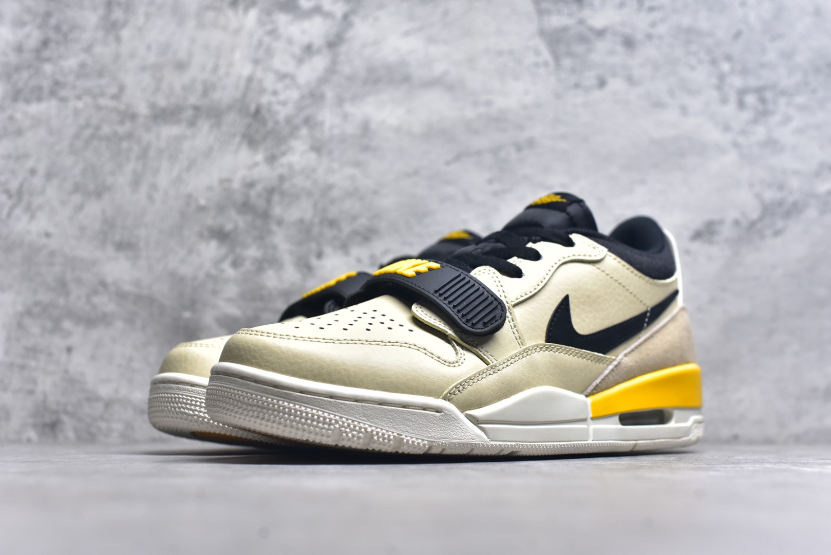 图片[2]-#开学季福利 Air Jordan Legacy AJ312 Low 低帮复古篮球鞋 市场最强独一档产物 全套原纸板楦头开发 原厂大底磨具加持立体防滑纹理 原档数据后跟TPU子母扣魔术贴 原装可视Air Sole气垫 原汁原味最完美的312代版型 唯一正确鞋头趴度弧度高度鞋身腰线 进口港宝加持 后跟自然饱满 全鞋荧光划线卡点 追求极致完美 每一双都是工艺品 多重QC质检 超越公司货的品控标准 实实在在的免检产品 鞋身采用了皮革材质打造 横跨鞋面的魔术贴十分吸睛 侧面的Swoosh Logo的一部分被鞋面遮挡了一部分 颇具玩味 魔术贴上标有NK标识 而鞋舌上是Jordan的经典红色飞翼Logo 后跟和鞋底均采用了AJ3的设计 后跟上同样也使用了经典的爆裂纹图案 尺码：36 36.5 37.5 38 38.5 39 40 40.5 41 42 42.5 43 44 44.5 45 46 47.5-选品中心