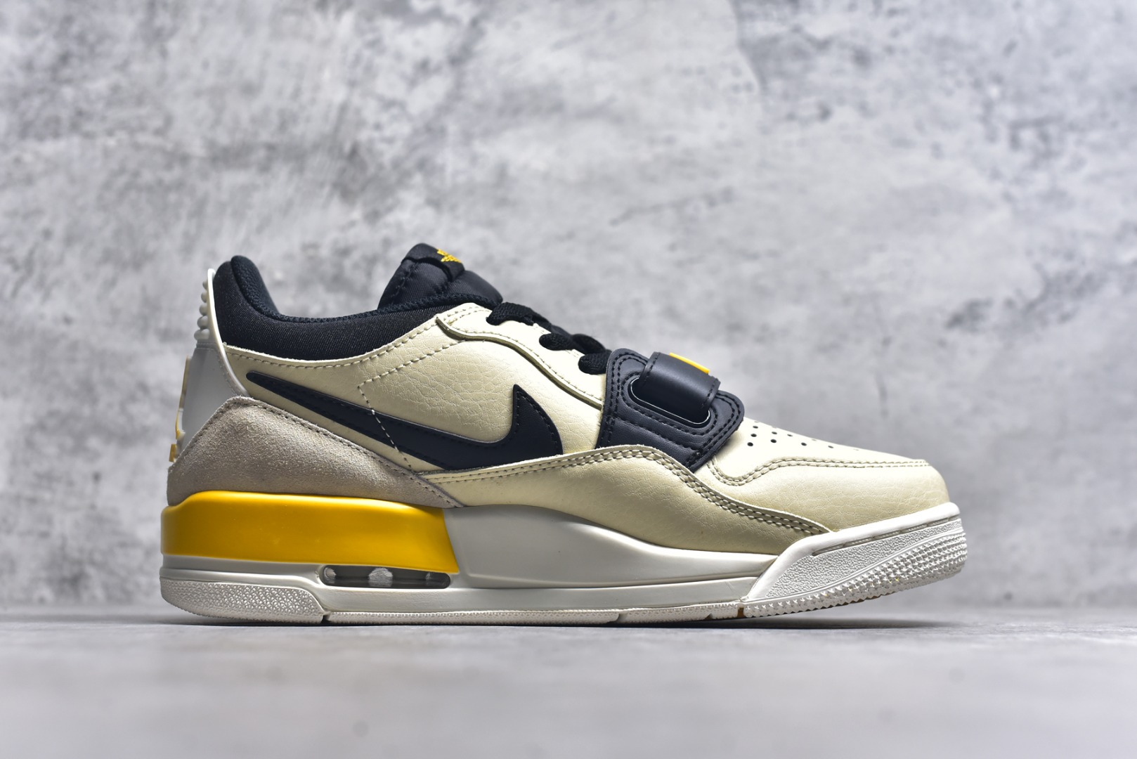 图片[3]-#开学季福利 Air Jordan Legacy AJ312 Low 低帮复古篮球鞋 市场最强独一档产物 全套原纸板楦头开发 原厂大底磨具加持立体防滑纹理 原档数据后跟TPU子母扣魔术贴 原装可视Air Sole气垫 原汁原味最完美的312代版型 唯一正确鞋头趴度弧度高度鞋身腰线 进口港宝加持 后跟自然饱满 全鞋荧光划线卡点 追求极致完美 每一双都是工艺品 多重QC质检 超越公司货的品控标准 实实在在的免检产品 鞋身采用了皮革材质打造 横跨鞋面的魔术贴十分吸睛 侧面的Swoosh Logo的一部分被鞋面遮挡了一部分 颇具玩味 魔术贴上标有NK标识 而鞋舌上是Jordan的经典红色飞翼Logo 后跟和鞋底均采用了AJ3的设计 后跟上同样也使用了经典的爆裂纹图案 尺码：36 36.5 37.5 38 38.5 39 40 40.5 41 42 42.5 43 44 44.5 45 46 47.5-选品中心