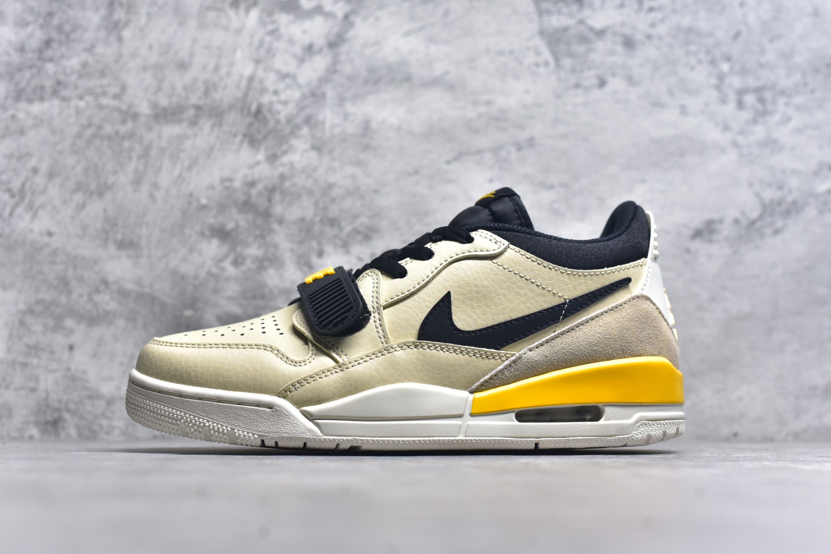 #开学季福利 Air Jordan Legacy AJ312 Low 低帮复古篮球鞋 市场最强独一档产物 全套原纸板楦头开发 原厂大底磨具加持立体防滑纹理 原档数据后跟TPU子母扣魔术贴 原装可视Air Sole气垫 原汁原味最完美的312代版型 唯一正确鞋头趴度弧度高度鞋身腰线 进口港宝加持 后跟自然饱满 全鞋荧光划线卡点 追求极致完美 每一双都是工艺品 多重QC质检 超越公司货的品控标准 实实在在的免检产品 鞋身采用了皮革材质打造 横跨鞋面的魔术贴十分吸睛 侧面的Swoosh Logo的一部分被鞋面遮挡了一部分 颇具玩味 魔术贴上标有NK标识 而鞋舌上是Jordan的经典红色飞翼Logo 后跟和鞋底均采用了AJ3的设计 后跟上同样也使用了经典的爆裂纹图案 尺码：36 36.5 37.5 38 38.5 39 40 40.5 41 42 42.5 43 44 44.5 45 46 47.5-选品中心