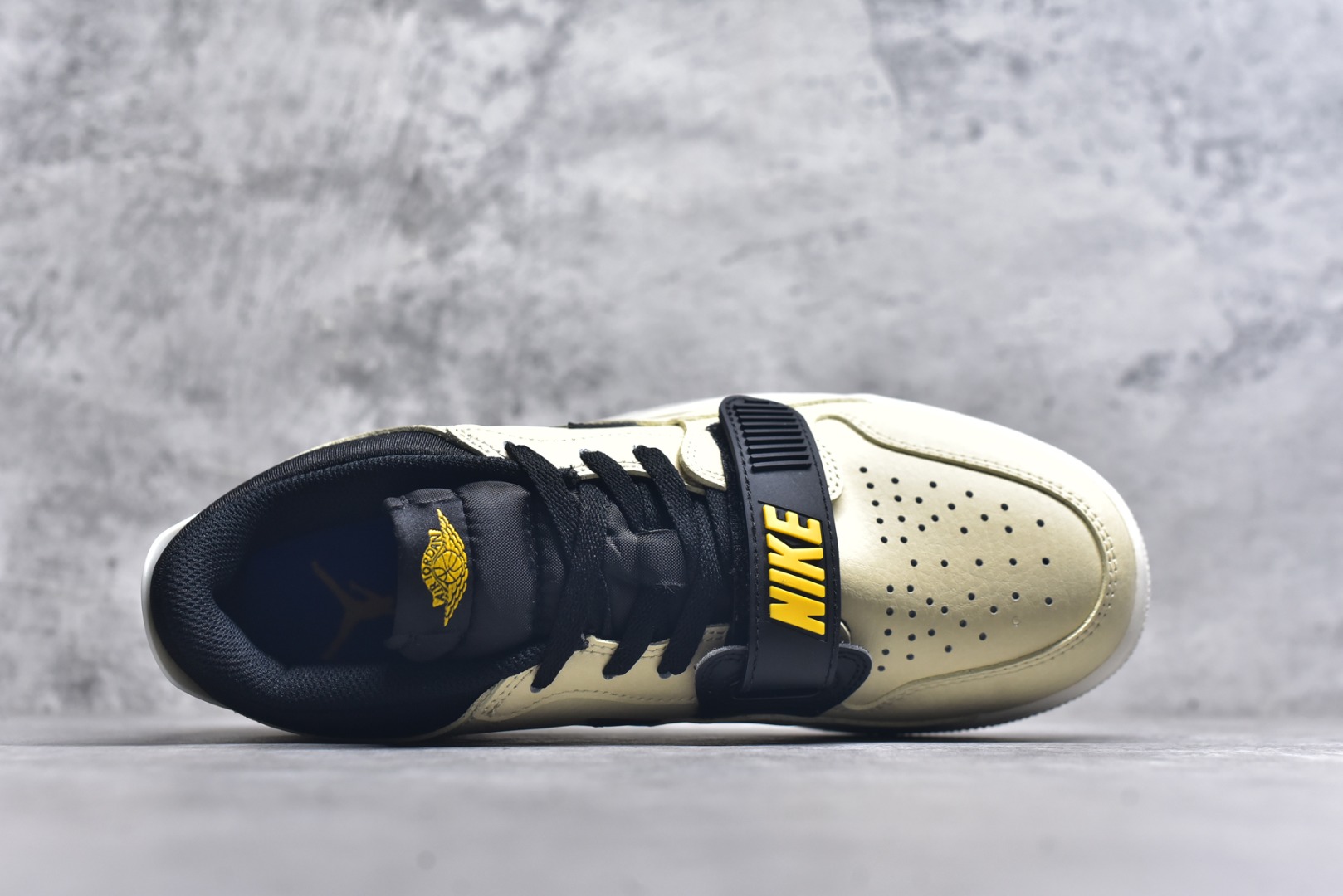 图片[4]-#开学季福利 Air Jordan Legacy AJ312 Low 低帮复古篮球鞋 市场最强独一档产物 全套原纸板楦头开发 原厂大底磨具加持立体防滑纹理 原档数据后跟TPU子母扣魔术贴 原装可视Air Sole气垫 原汁原味最完美的312代版型 唯一正确鞋头趴度弧度高度鞋身腰线 进口港宝加持 后跟自然饱满 全鞋荧光划线卡点 追求极致完美 每一双都是工艺品 多重QC质检 超越公司货的品控标准 实实在在的免检产品 鞋身采用了皮革材质打造 横跨鞋面的魔术贴十分吸睛 侧面的Swoosh Logo的一部分被鞋面遮挡了一部分 颇具玩味 魔术贴上标有NK标识 而鞋舌上是Jordan的经典红色飞翼Logo 后跟和鞋底均采用了AJ3的设计 后跟上同样也使用了经典的爆裂纹图案 尺码：36 36.5 37.5 38 38.5 39 40 40.5 41 42 42.5 43 44 44.5 45 46 47.5-选品中心