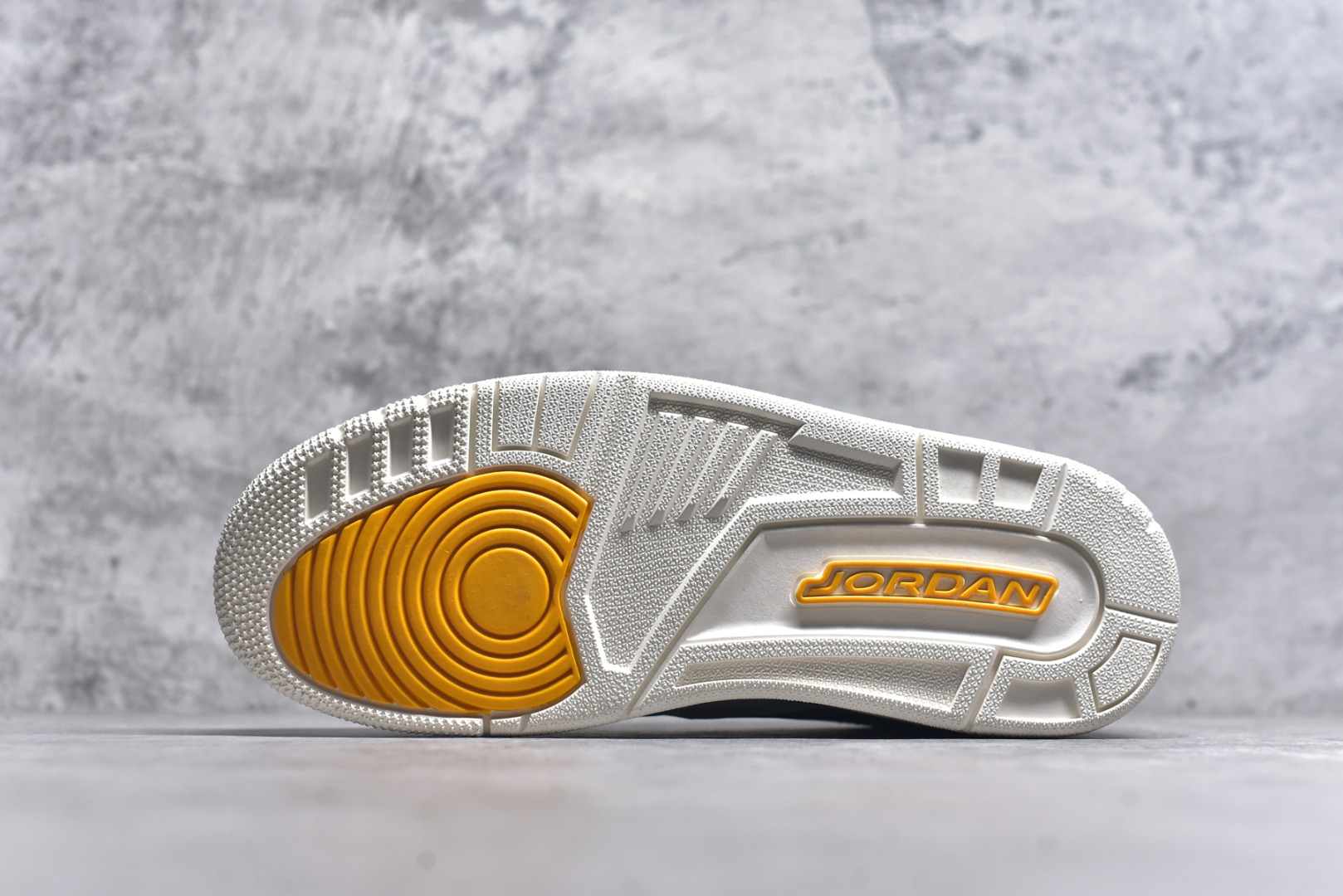 图片[6]-#开学季福利 Air Jordan Legacy AJ312 Low 低帮复古篮球鞋 市场最强独一档产物 全套原纸板楦头开发 原厂大底磨具加持立体防滑纹理 原档数据后跟TPU子母扣魔术贴 原装可视Air Sole气垫 原汁原味最完美的312代版型 唯一正确鞋头趴度弧度高度鞋身腰线 进口港宝加持 后跟自然饱满 全鞋荧光划线卡点 追求极致完美 每一双都是工艺品 多重QC质检 超越公司货的品控标准 实实在在的免检产品 鞋身采用了皮革材质打造 横跨鞋面的魔术贴十分吸睛 侧面的Swoosh Logo的一部分被鞋面遮挡了一部分 颇具玩味 魔术贴上标有NK标识 而鞋舌上是Jordan的经典红色飞翼Logo 后跟和鞋底均采用了AJ3的设计 后跟上同样也使用了经典的爆裂纹图案 尺码：36 36.5 37.5 38 38.5 39 40 40.5 41 42 42.5 43 44 44.5 45 46 47.5-选品中心