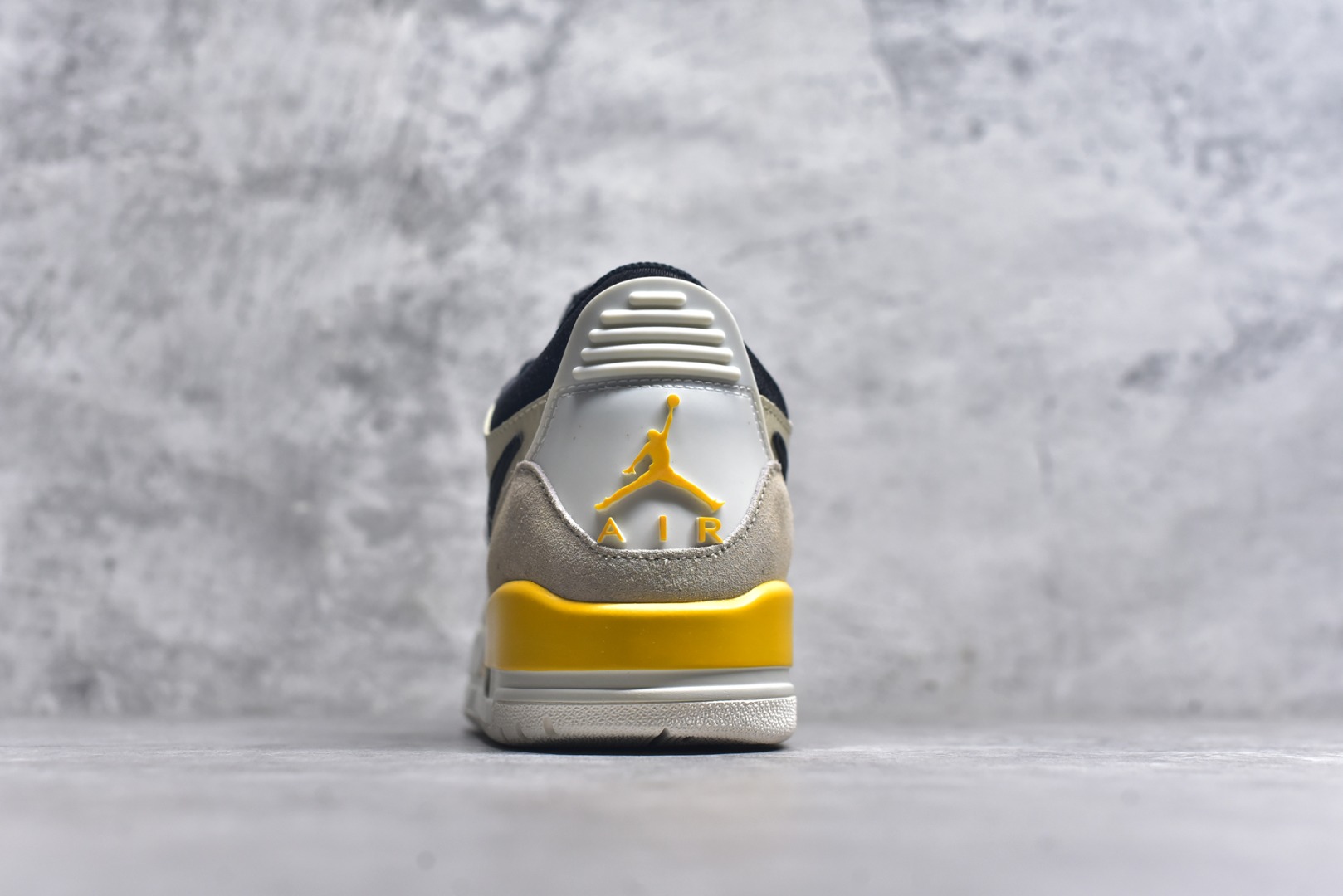 图片[5]-#开学季福利 Air Jordan Legacy AJ312 Low 低帮复古篮球鞋 市场最强独一档产物 全套原纸板楦头开发 原厂大底磨具加持立体防滑纹理 原档数据后跟TPU子母扣魔术贴 原装可视Air Sole气垫 原汁原味最完美的312代版型 唯一正确鞋头趴度弧度高度鞋身腰线 进口港宝加持 后跟自然饱满 全鞋荧光划线卡点 追求极致完美 每一双都是工艺品 多重QC质检 超越公司货的品控标准 实实在在的免检产品 鞋身采用了皮革材质打造 横跨鞋面的魔术贴十分吸睛 侧面的Swoosh Logo的一部分被鞋面遮挡了一部分 颇具玩味 魔术贴上标有NK标识 而鞋舌上是Jordan的经典红色飞翼Logo 后跟和鞋底均采用了AJ3的设计 后跟上同样也使用了经典的爆裂纹图案 尺码：36 36.5 37.5 38 38.5 39 40 40.5 41 42 42.5 43 44 44.5 45 46 47.5-选品中心